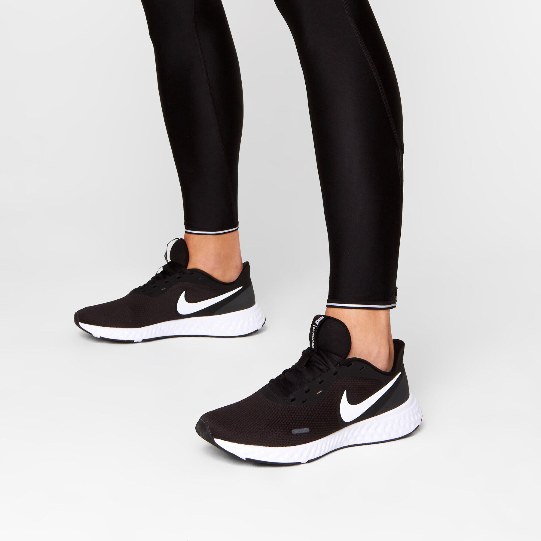 Nike Обувки Revolution 5 BQ3204 002 Черен - Pepit.bg