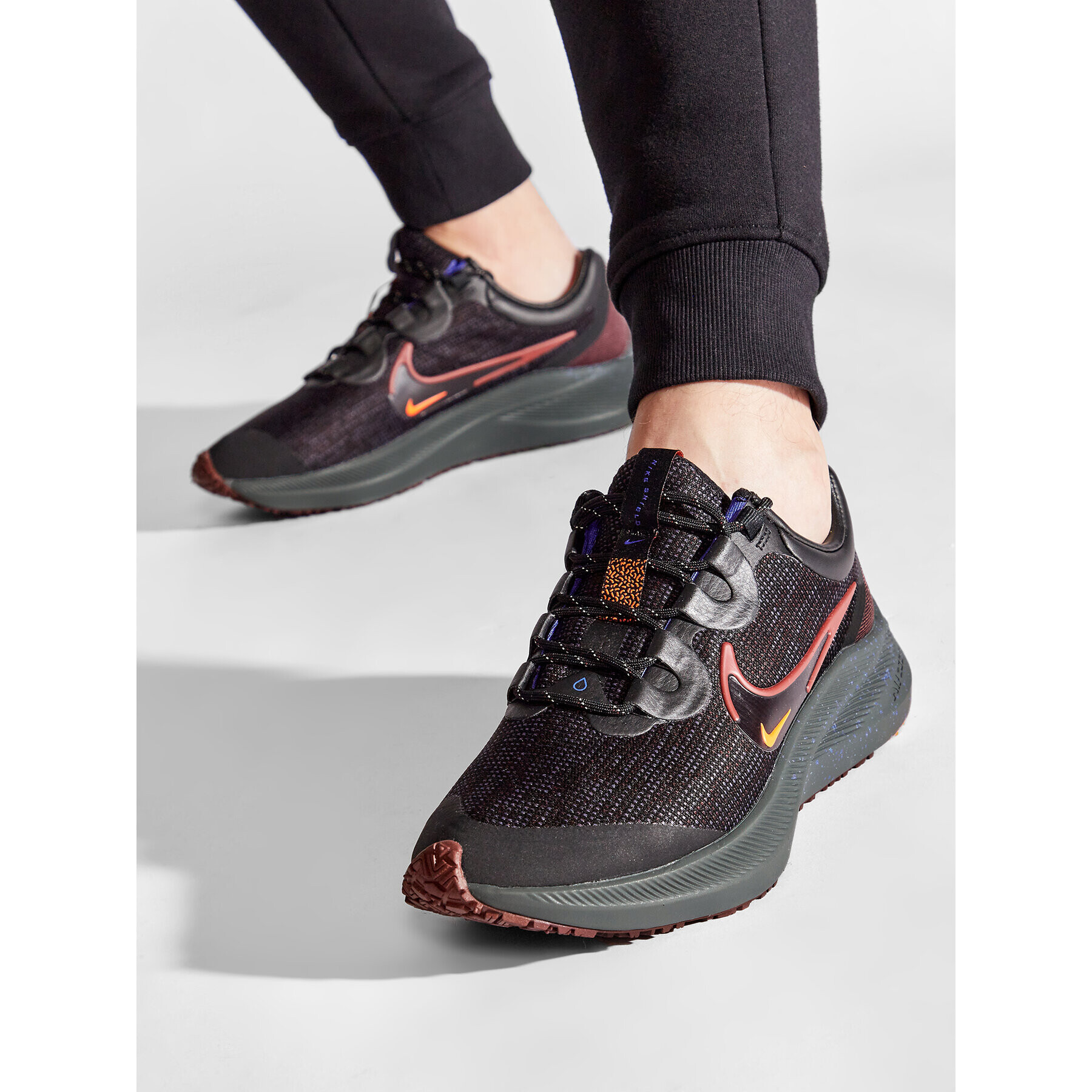 Nike Обувки Zoom Winflo 8 Shield DC3727 200 Сив - Pepit.bg