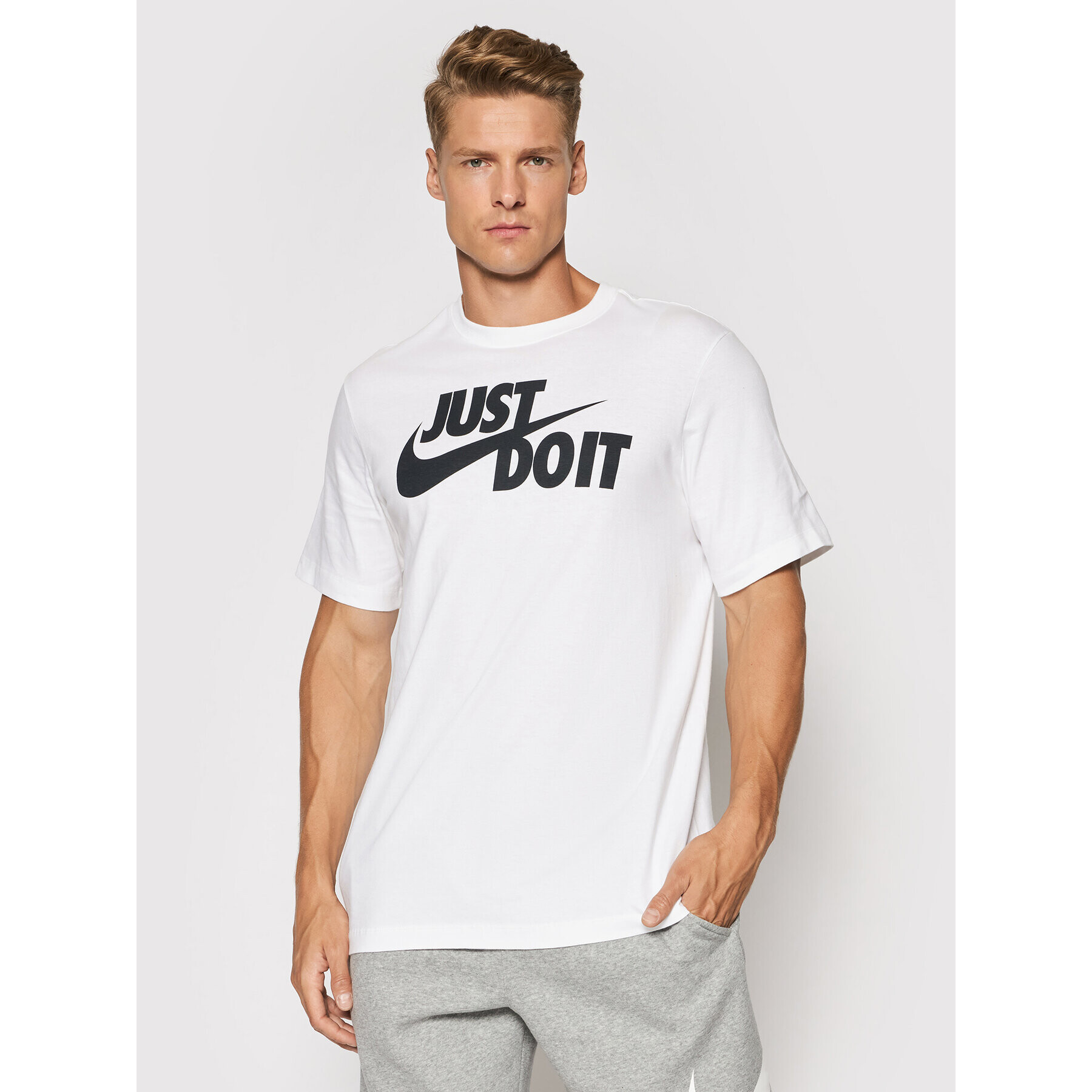 Nike Тишърт Just Do It Swoosh AR5006 Бял Regular Fit - Pepit.bg