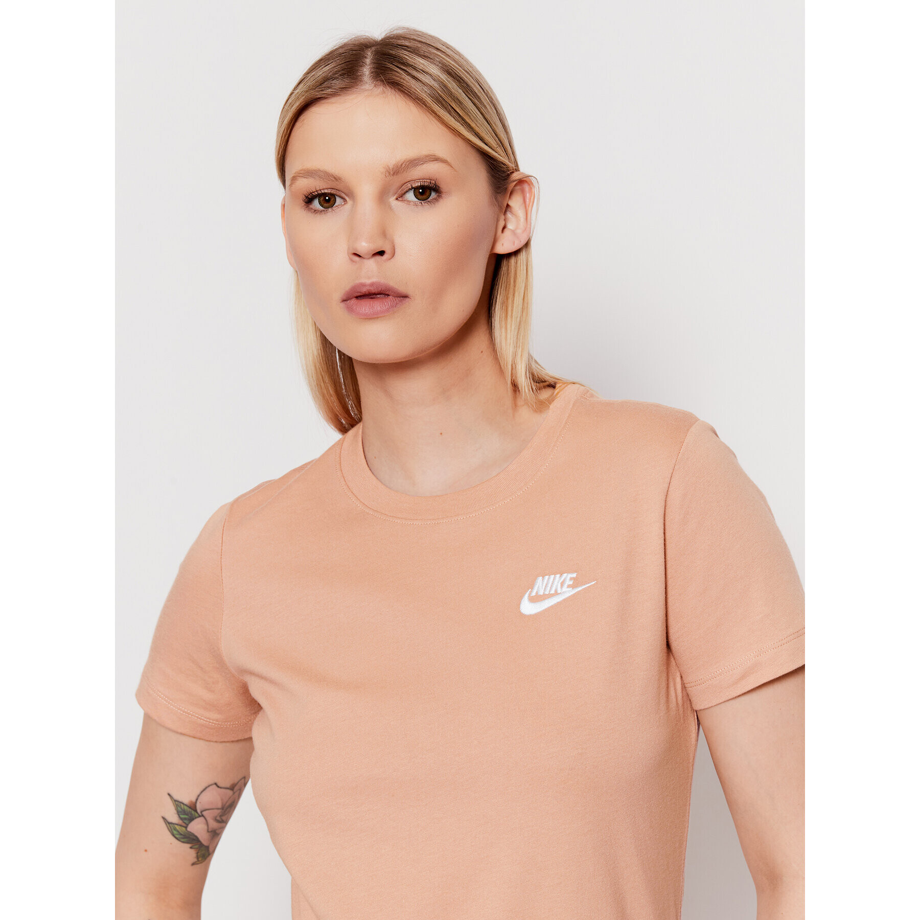 Nike Тишърт Sportswear Club DN2393 Розов Relaxed Fit - Pepit.bg