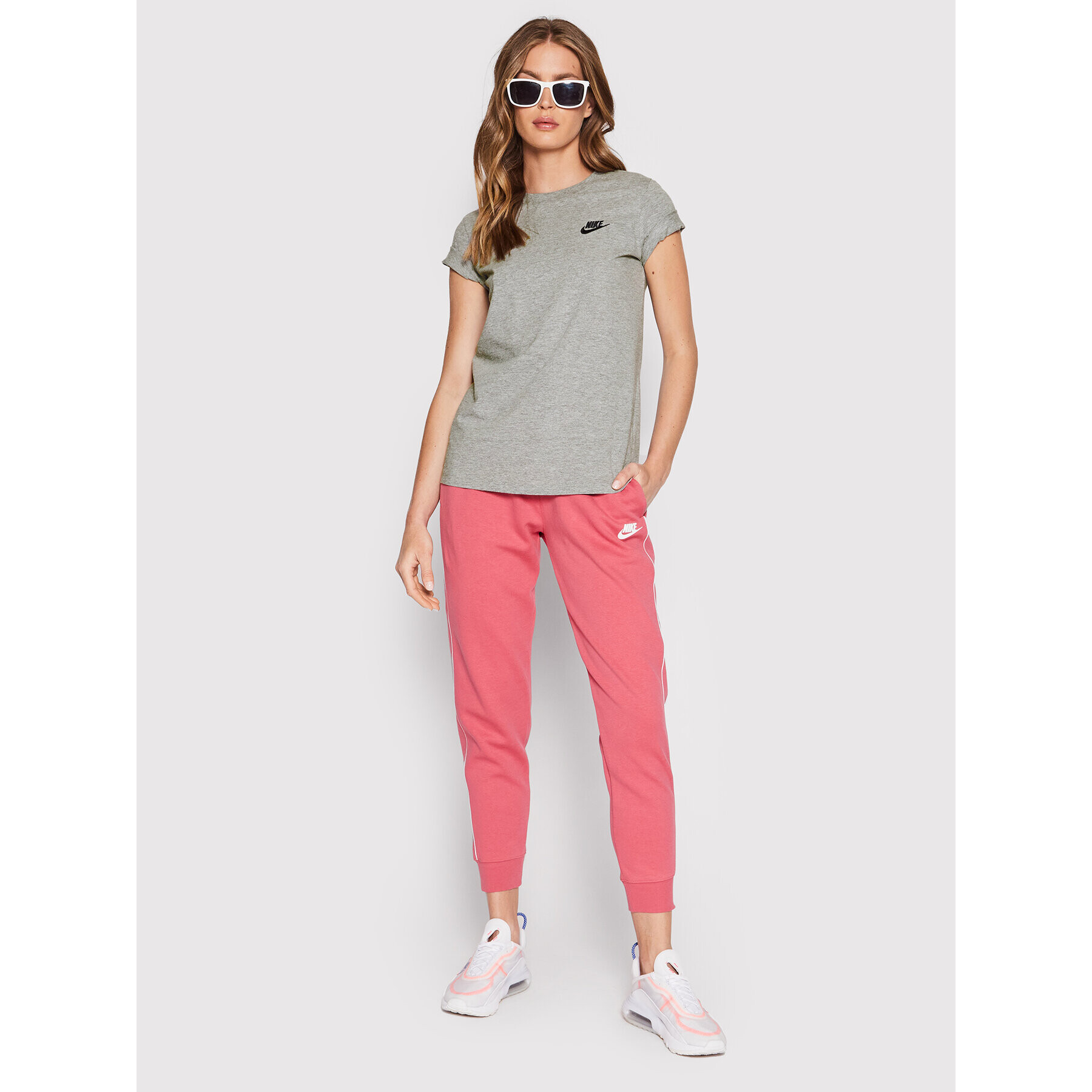 Nike Тишърт Sportswear Club DN2393 Сив Relaxed Fit - Pepit.bg