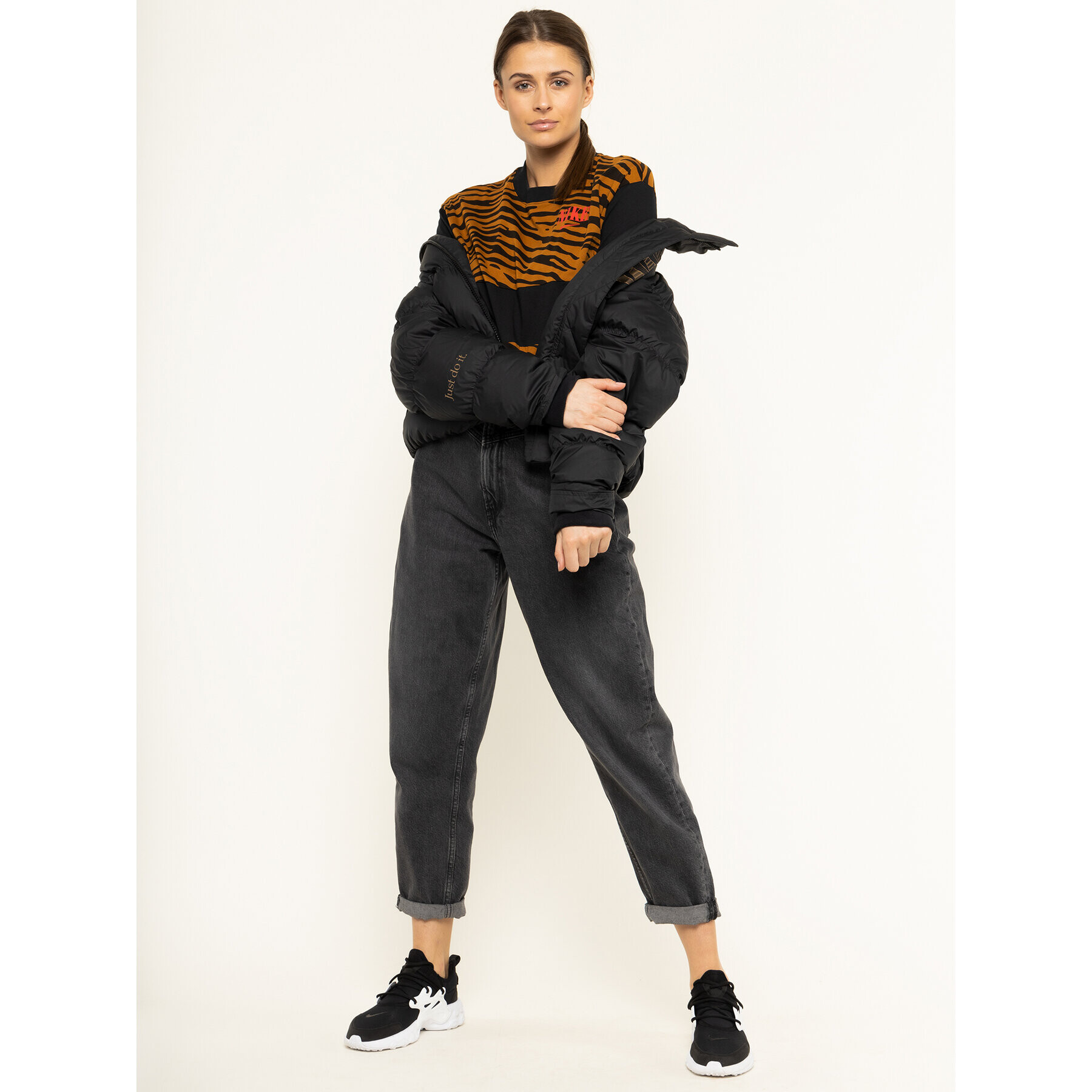 Nike Тишърт Sportswear Essential BV3382 Черен Loose Fit - Pepit.bg