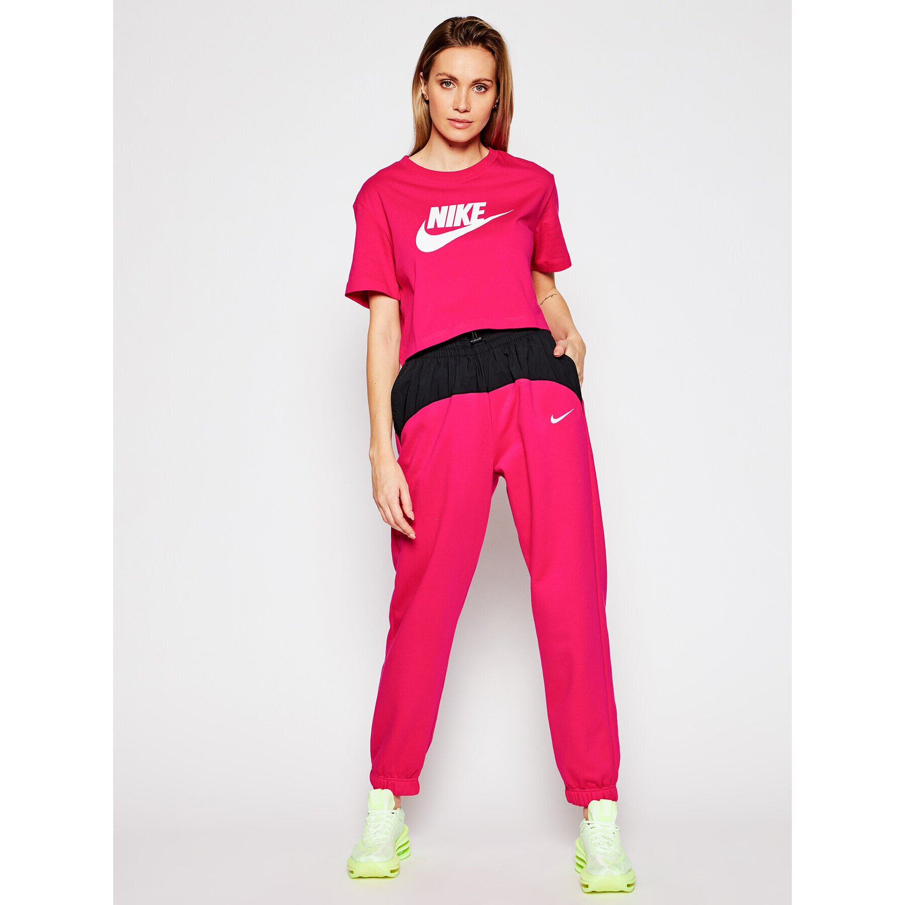 Nike Тишърт Sportswear Essential BV6175 Розов Loose Fit - Pepit.bg