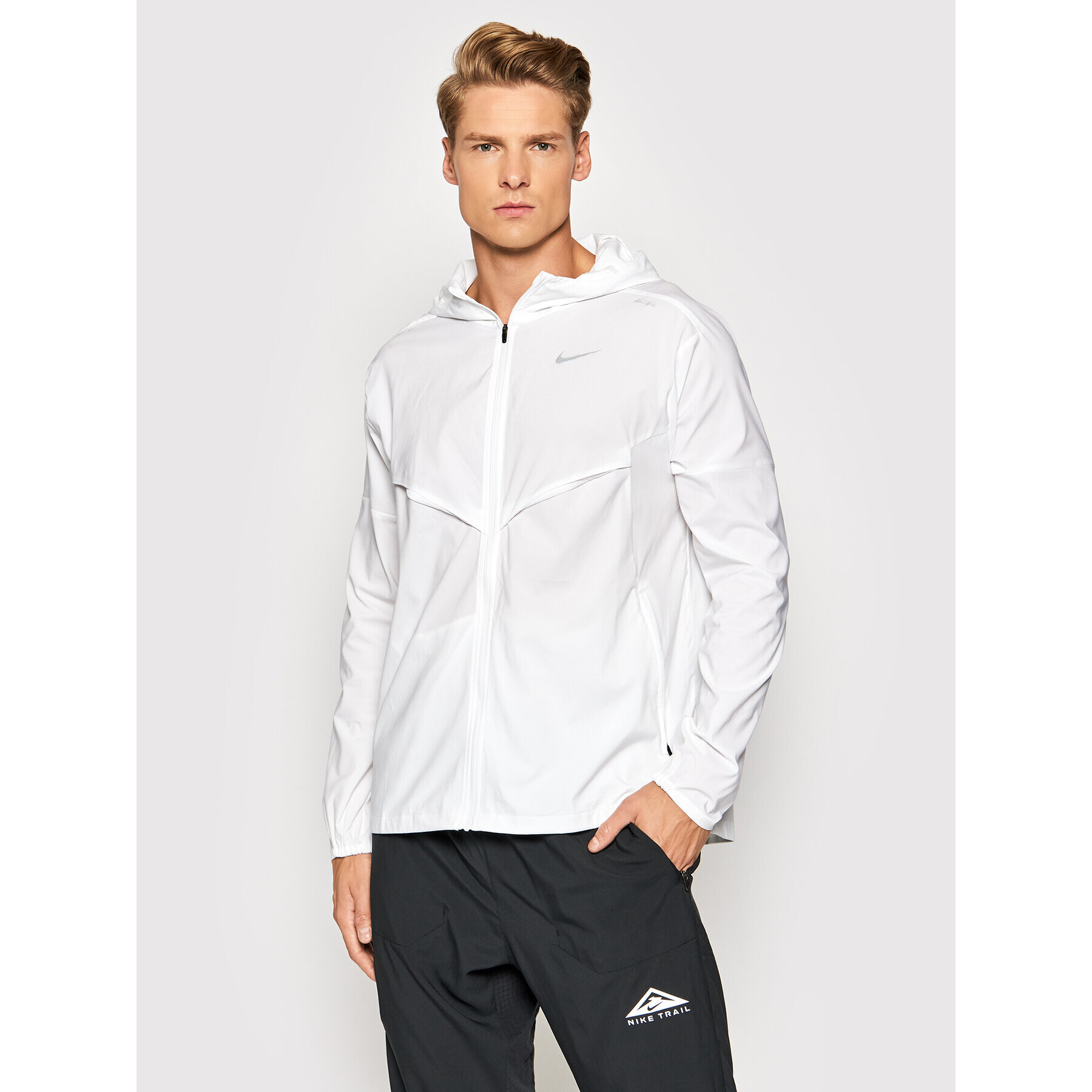Nike Яке за джогинг Windrunner CZ9070 Бял Standard Fit - Pepit.bg