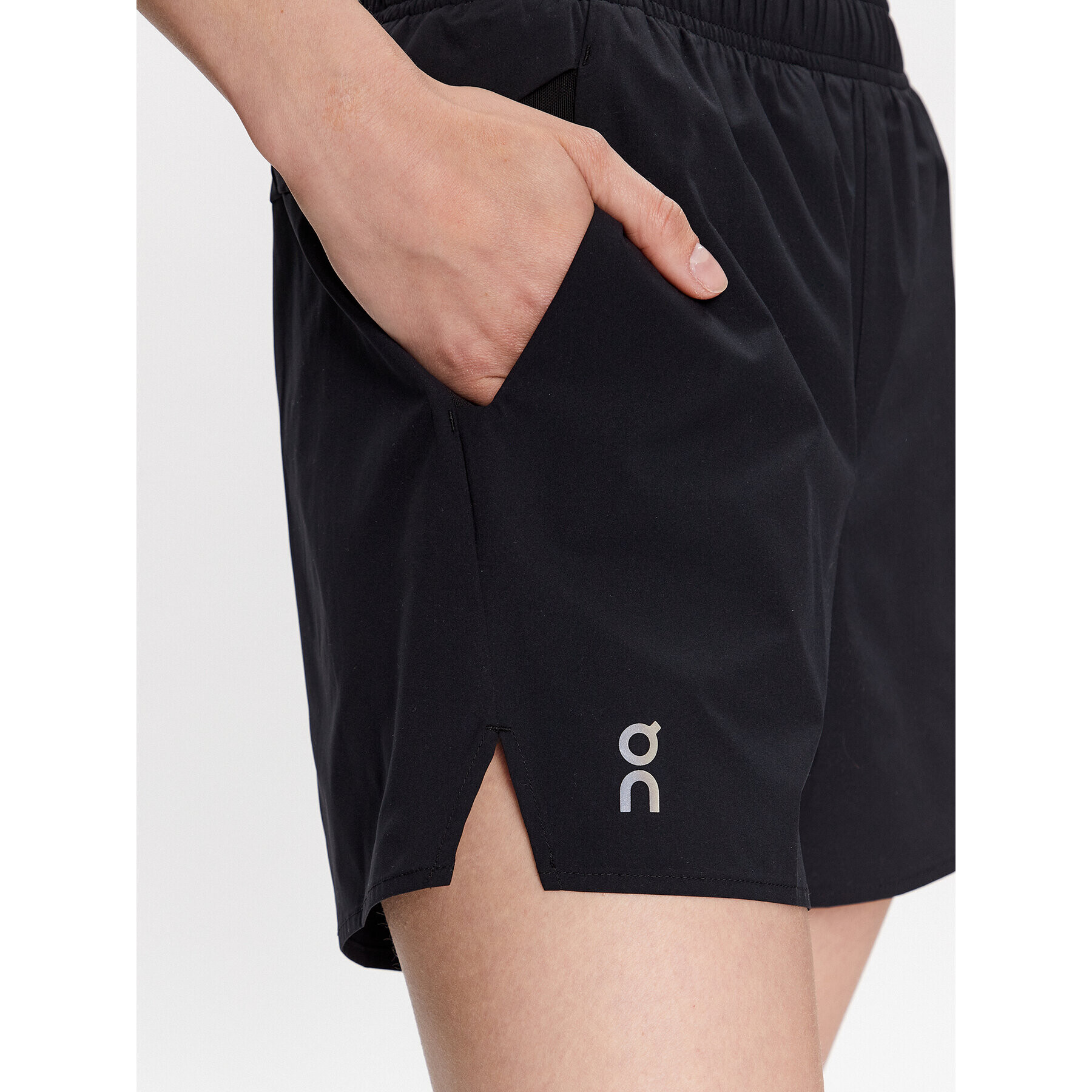 On Спортни шорти Essential Shorts W 1WD10180553 Черен Regular Fit - Pepit.bg