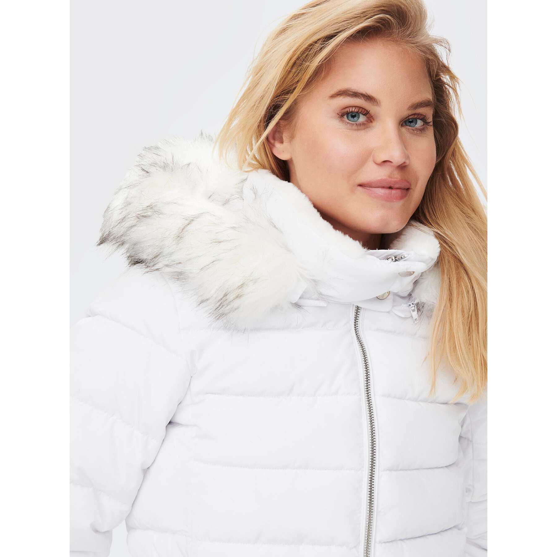 ONLY Пухено яке Camilla 15204607 Бял Regular Fit - Pepit.bg