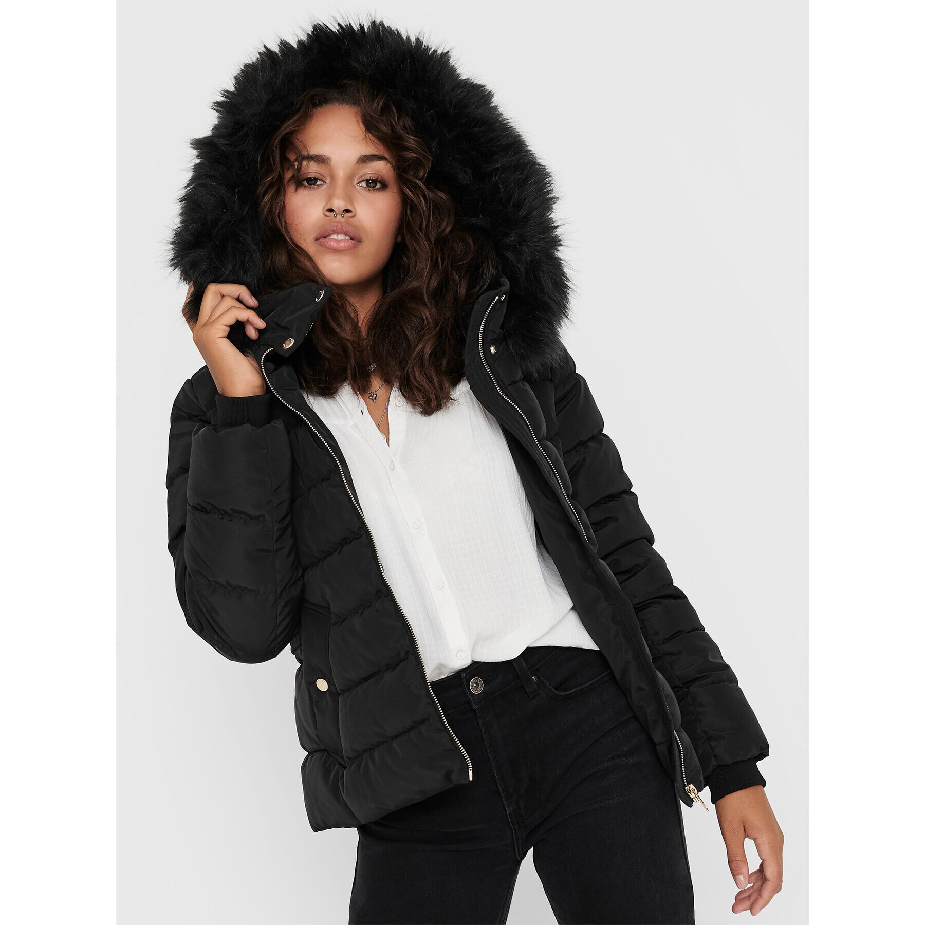 ONLY Пухено яке Camilla 15204607 Черен Regular Fit - Pepit.bg