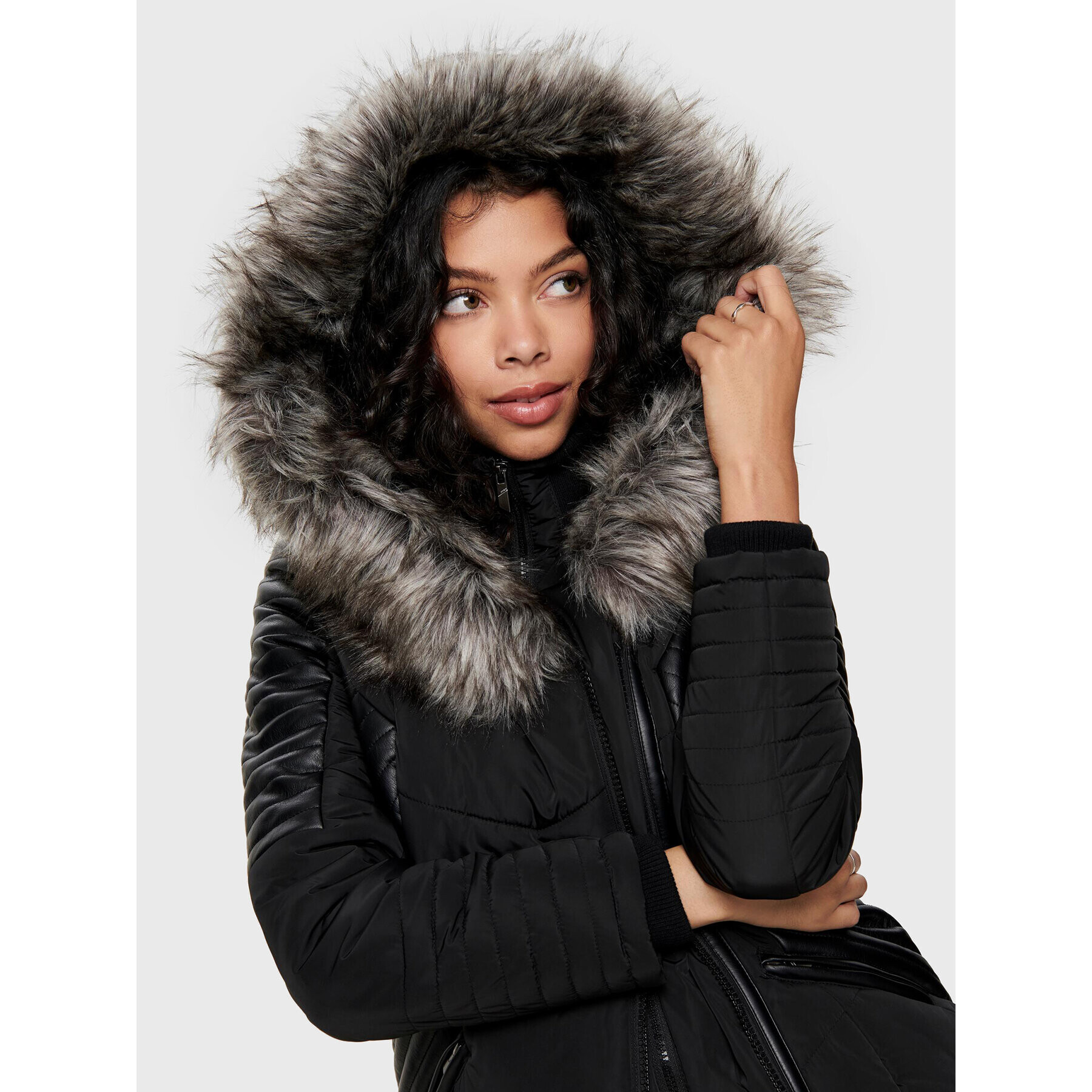 ONLY Пухено яке Linette 15160168 Черен Regular Fit - Pepit.bg