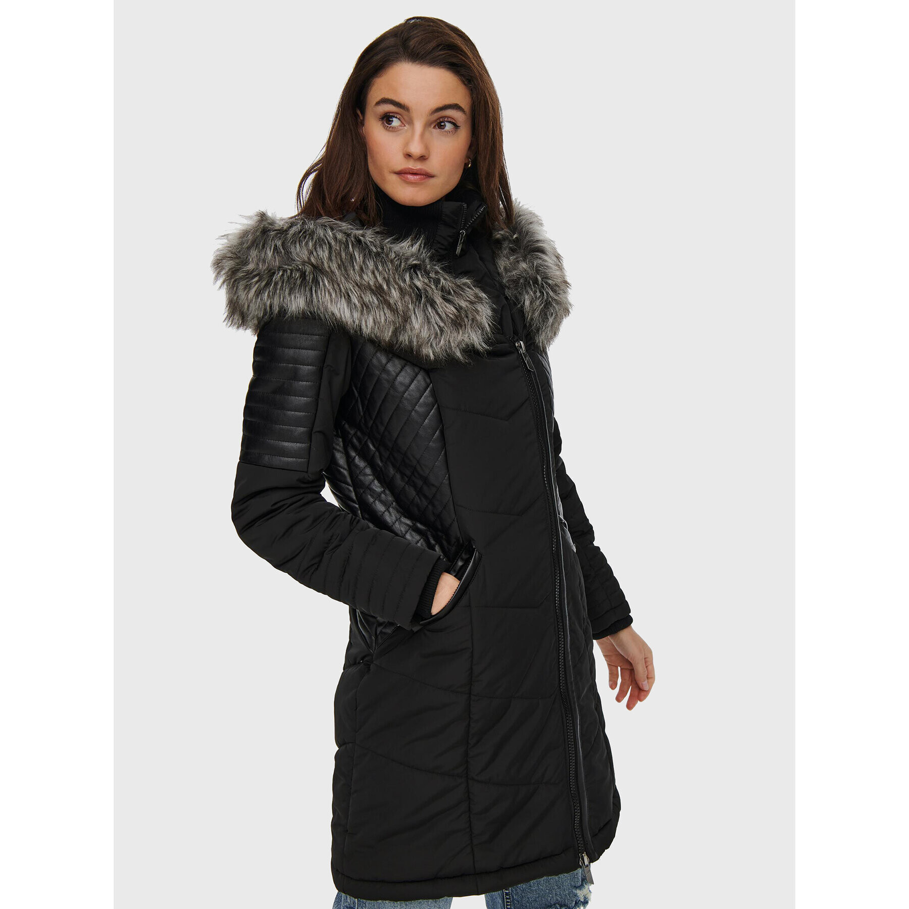 ONLY Пухено яке Linette 15160168 Черен Regular Fit - Pepit.bg