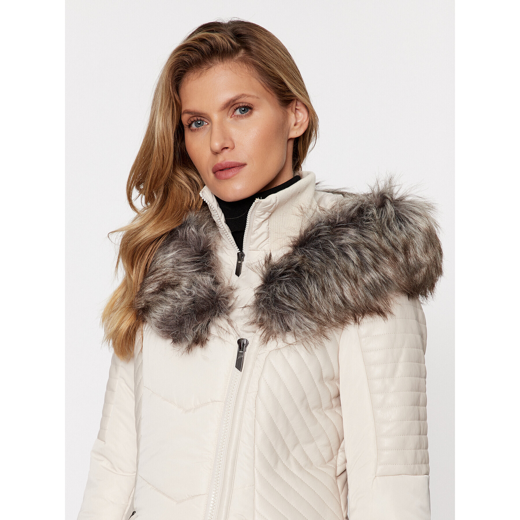ONLY Пухено яке 15295396 Екрю Regular Fit - Pepit.bg