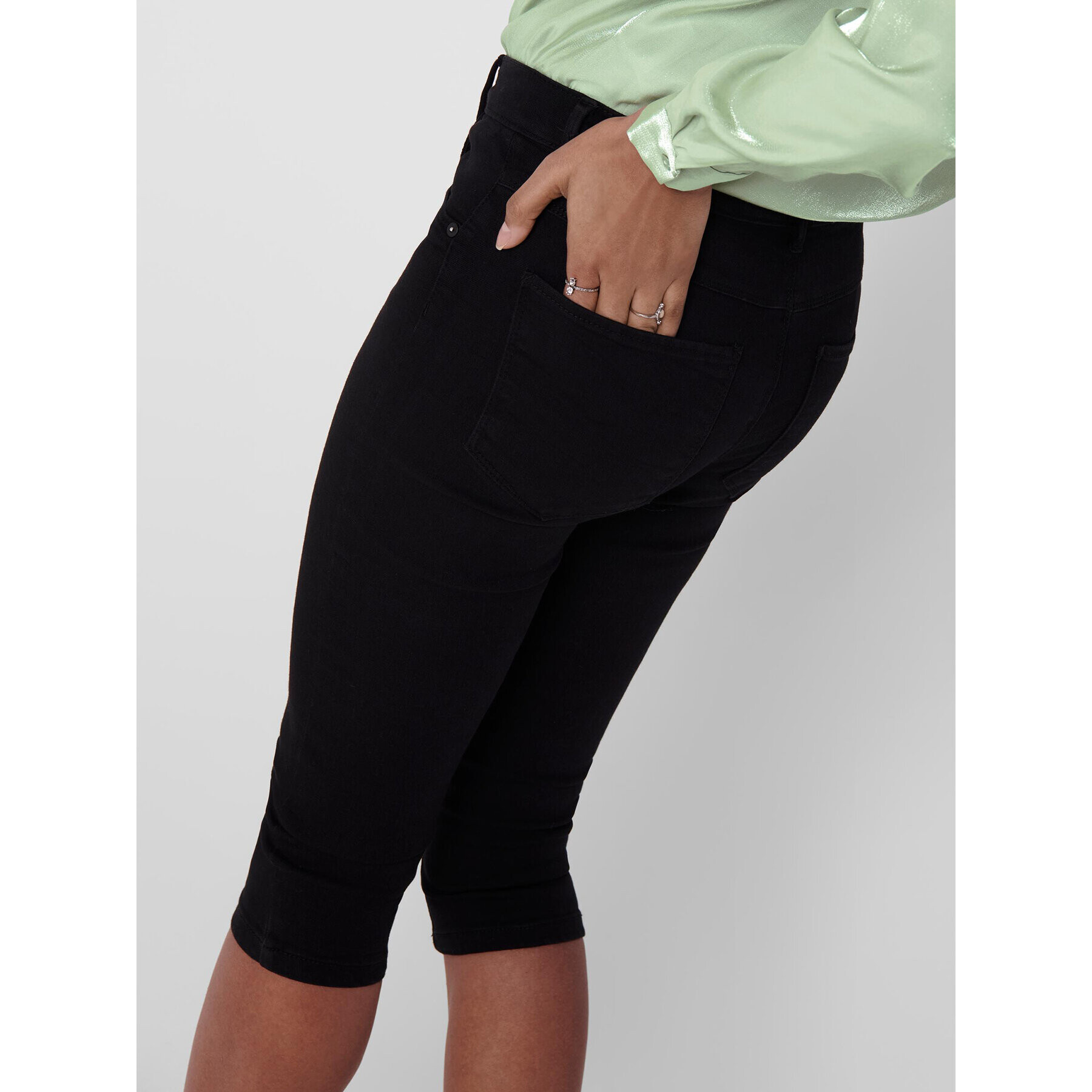 ONLY Шорти от плат 15136463 Черен Slim Fit - Pepit.bg