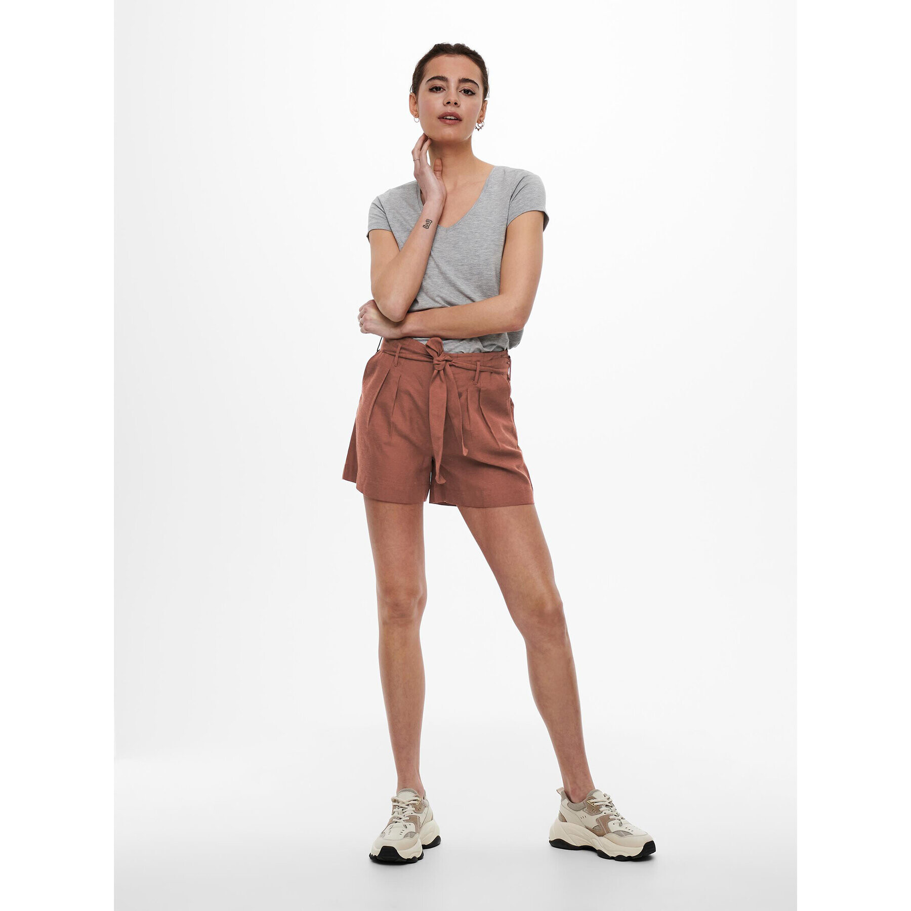 ONLY Шорти от плат 15199801 Червен Regular Fit - Pepit.bg