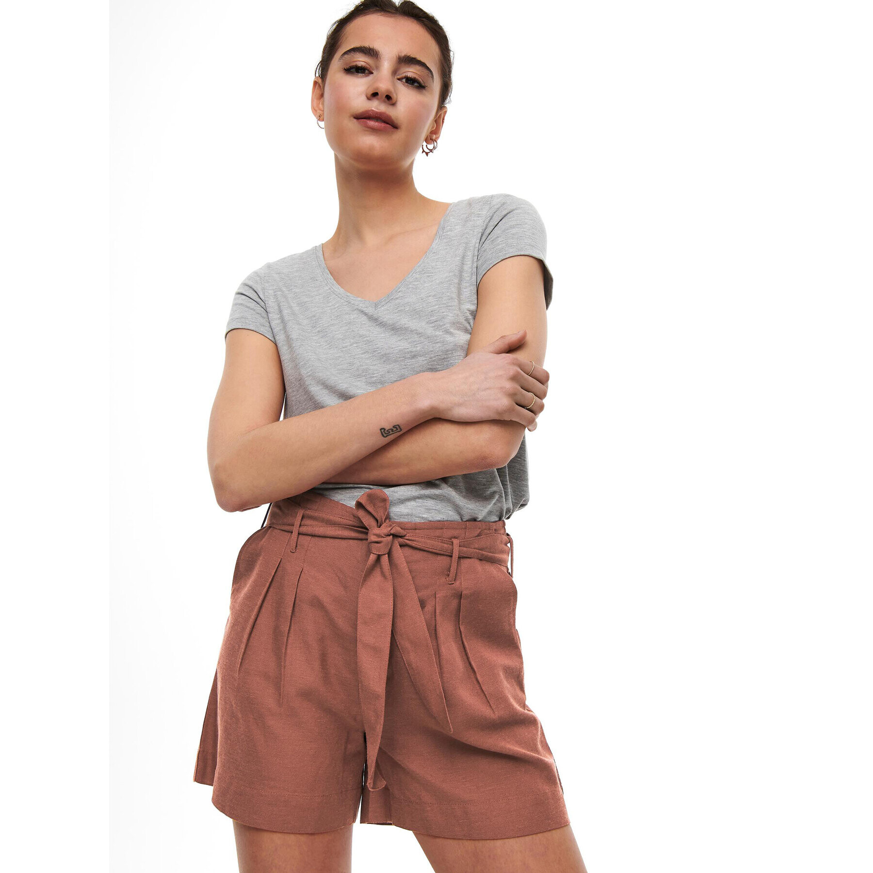 ONLY Шорти от плат 15199801 Червен Regular Fit - Pepit.bg