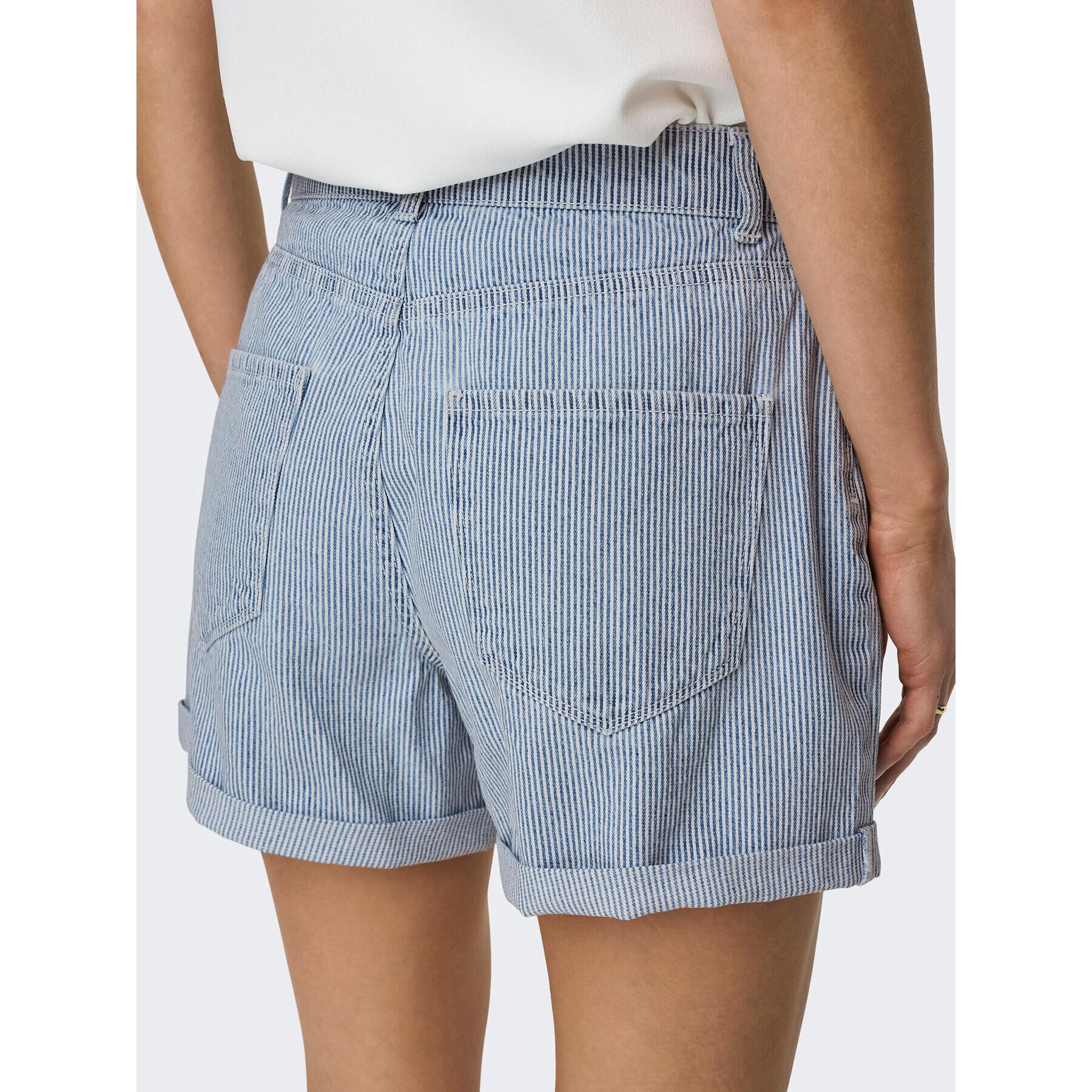 ONLY Шорти от плат 15289452 Син Mom Fit - Pepit.bg