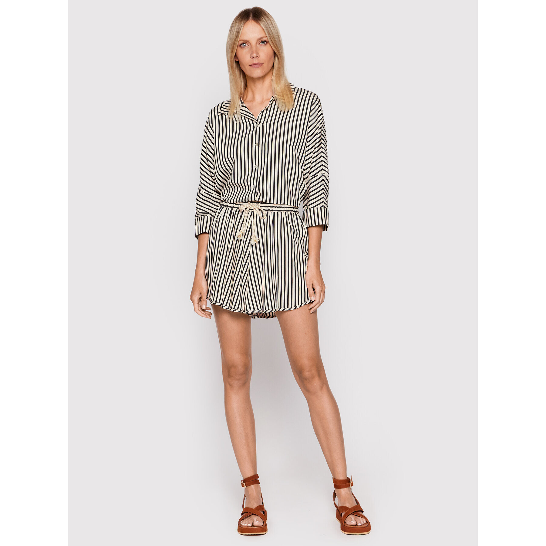 ONLY Шорти от плат Sweet 15256303 Черен Relaxed Fit - Pepit.bg