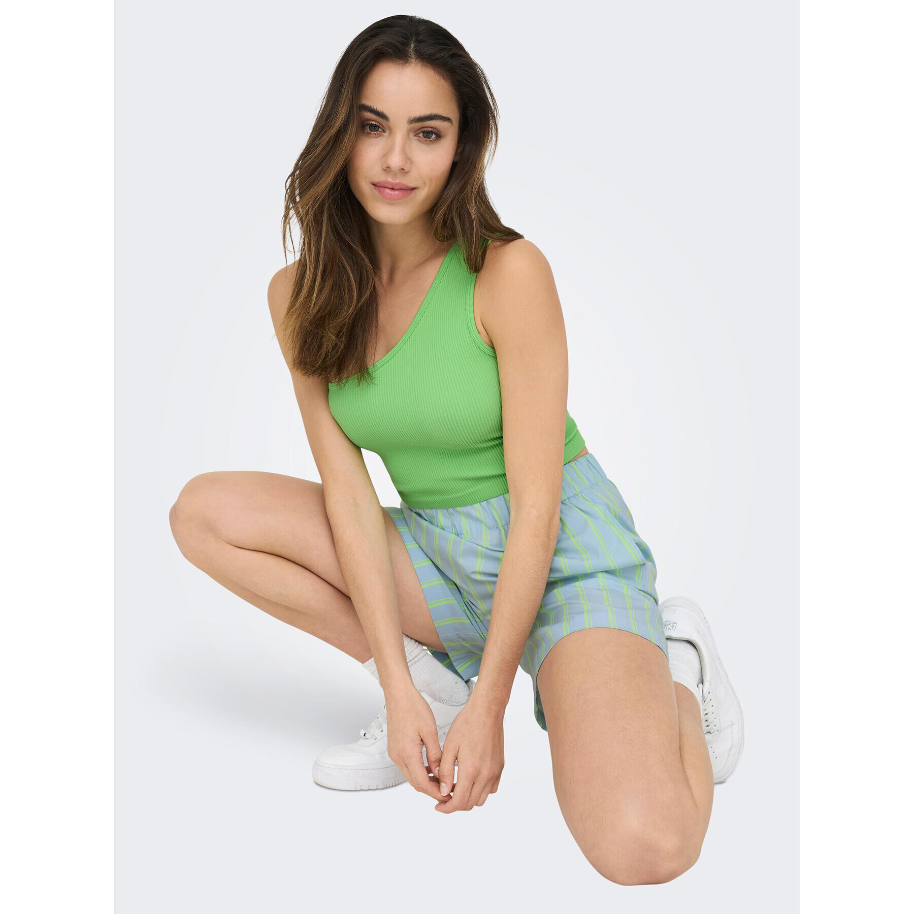 ONLY топ 15291202 Зелен Cropped Fit - Pepit.bg