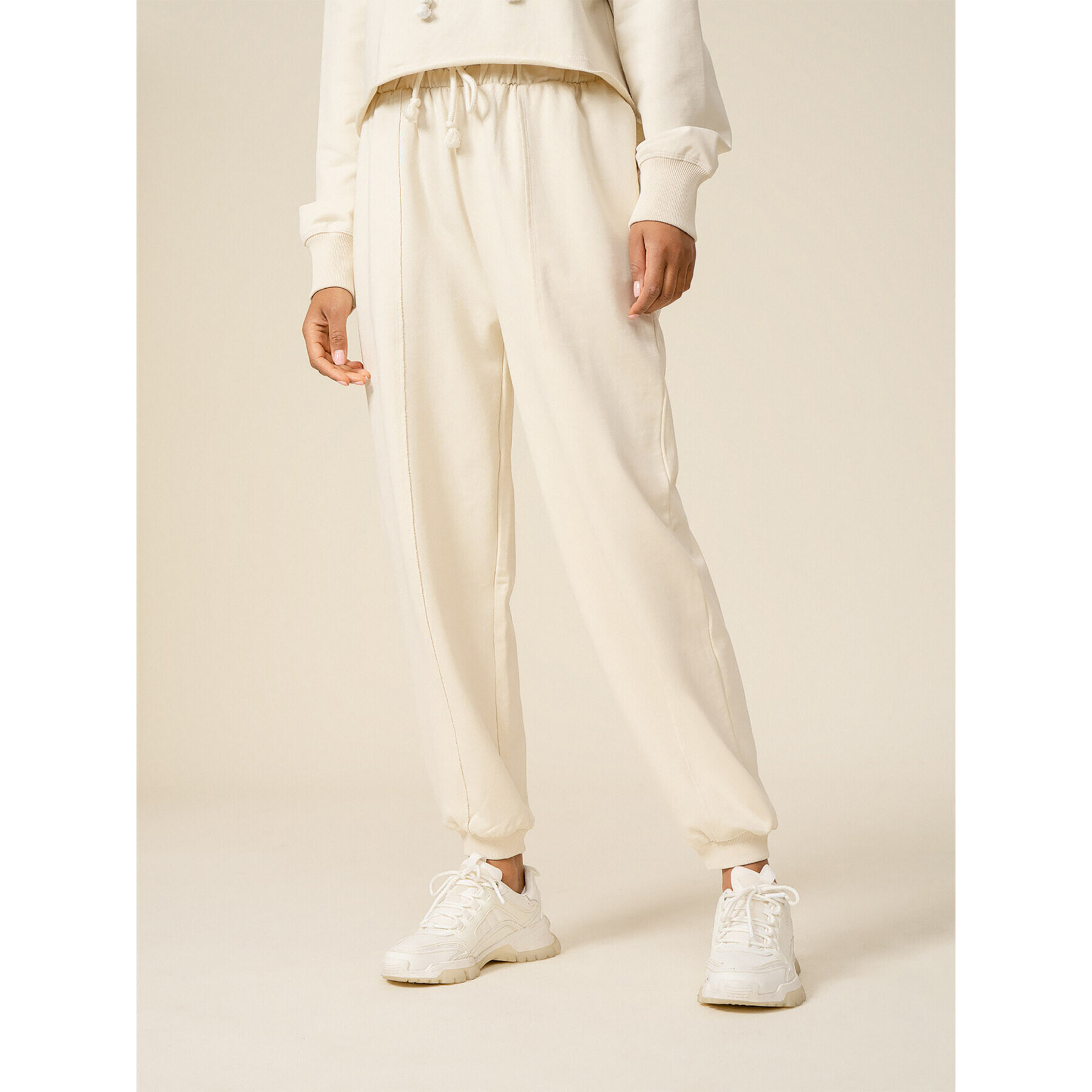 Outhorn Долнище анцуг OTHSS23TTROF175 Екрю Relaxed Fit - Pepit.bg