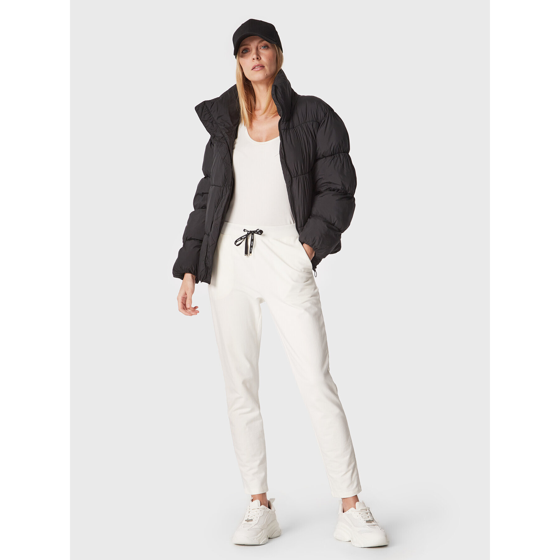 Outhorn Пухено яке TDJAF013 Черен Relaxed Fit - Pepit.bg