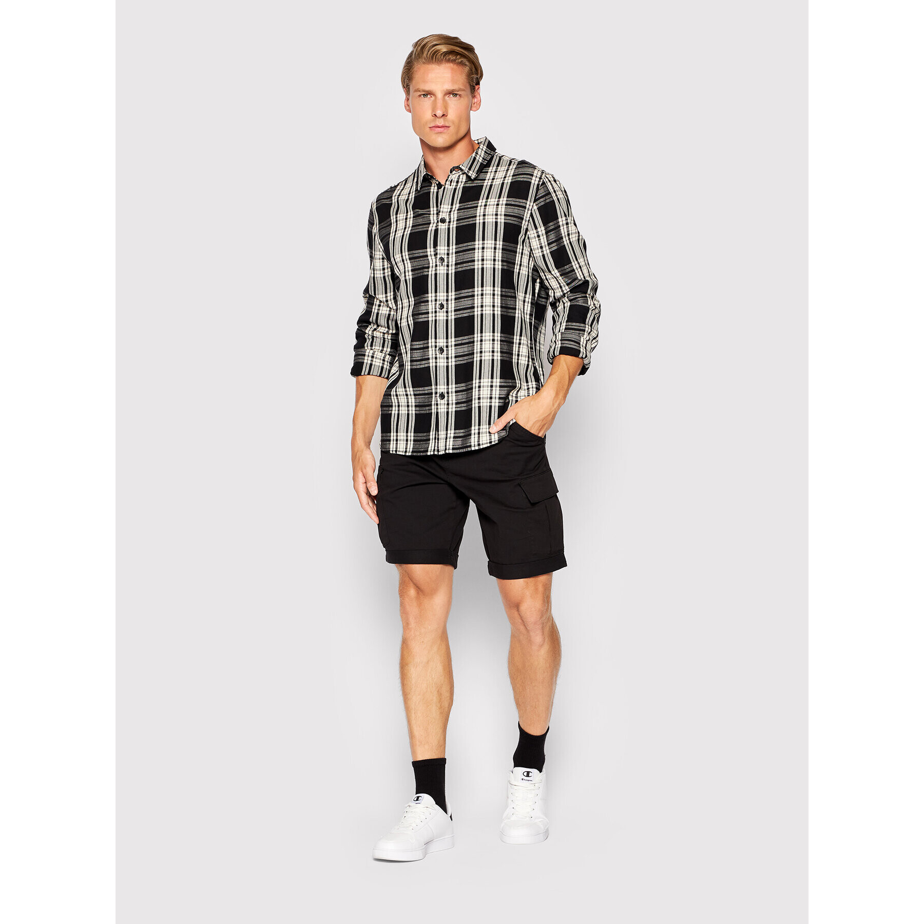 Outhorn Шорти от плат SKMC601 Черен Regular Fit - Pepit.bg