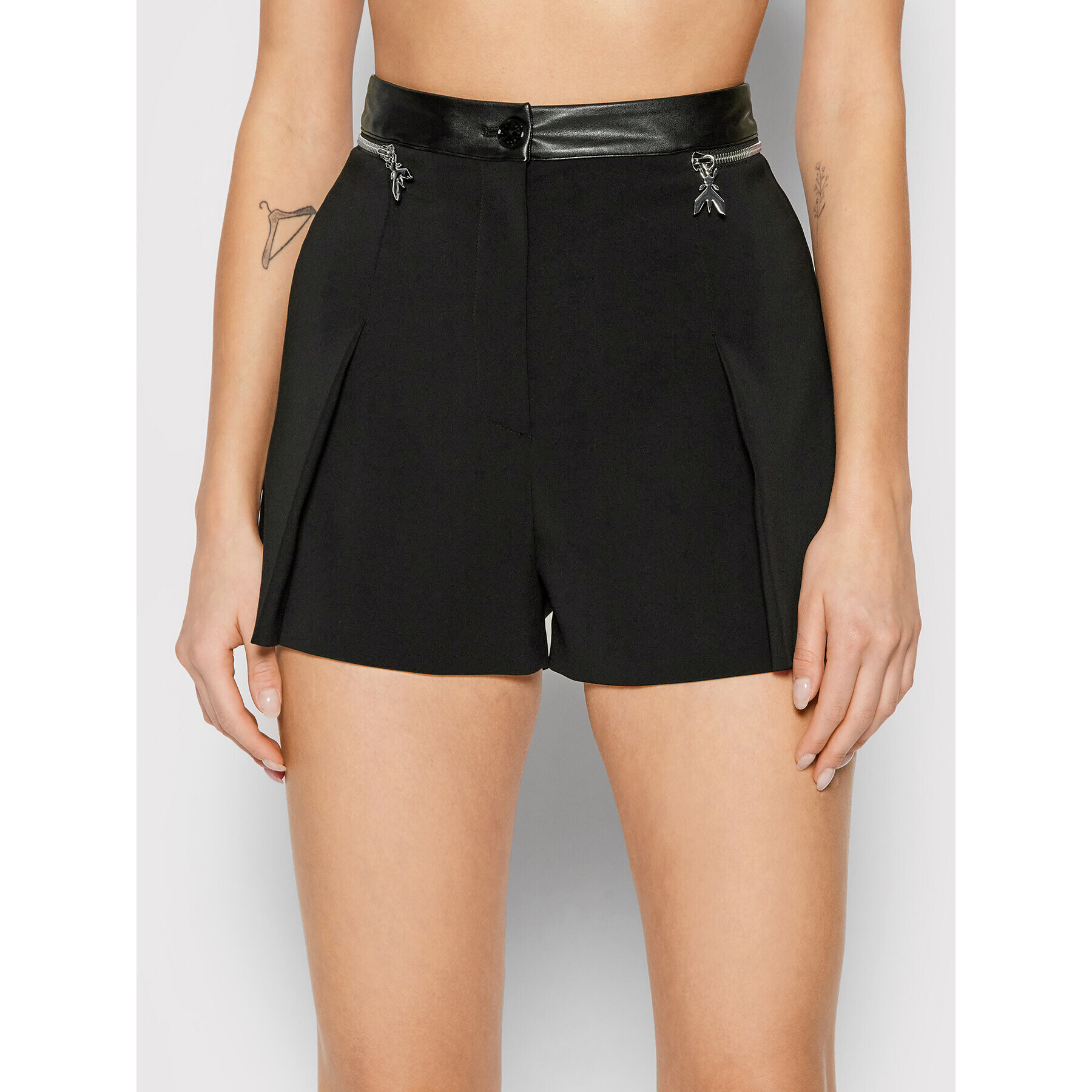 Patrizia Pepe Шорти от плат 8P0374/A6F5-K103 Черен Regular Fit - Pepit.bg