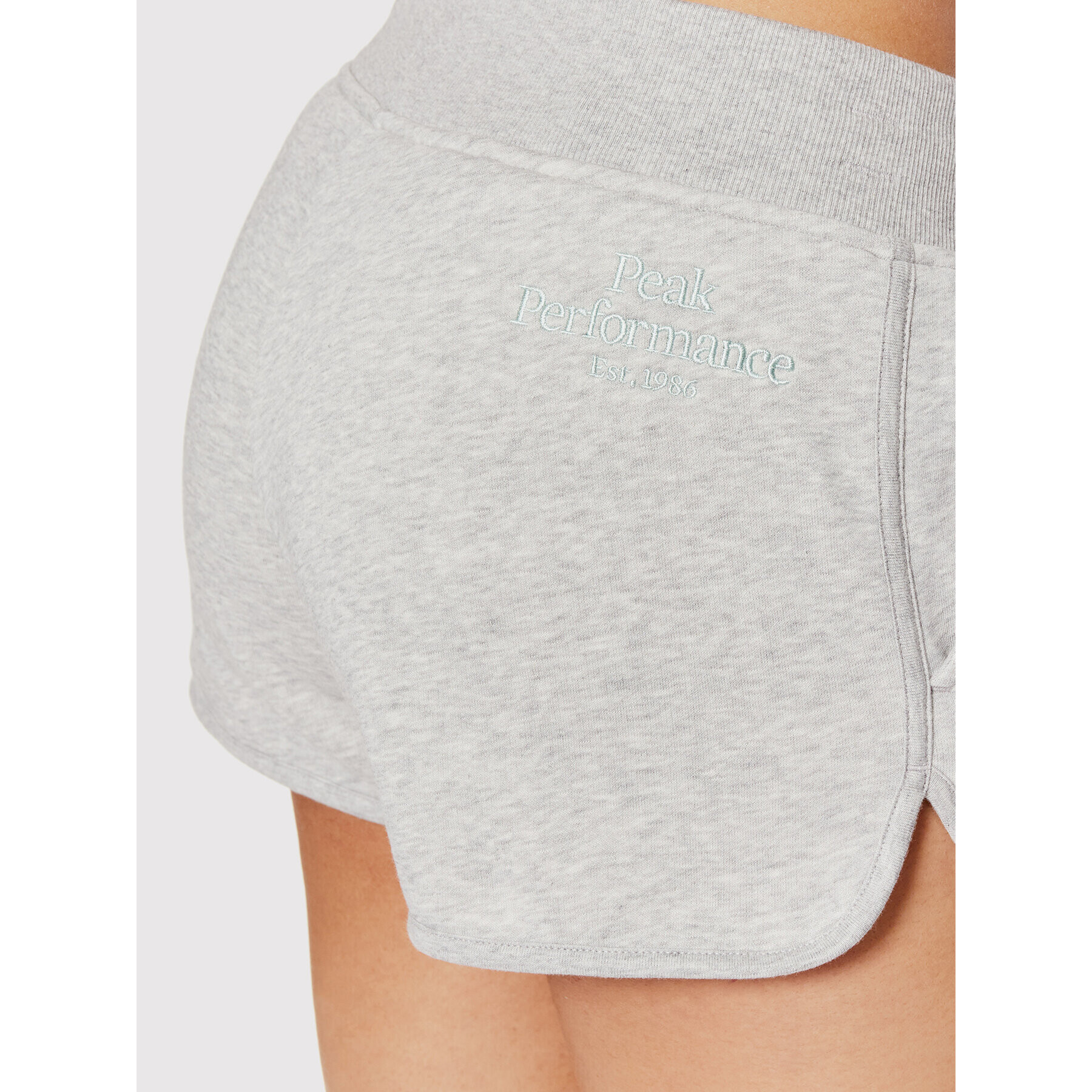Peak Performance Спортни шорти Dam G77537020 Сив Regular Fit - Pepit.bg