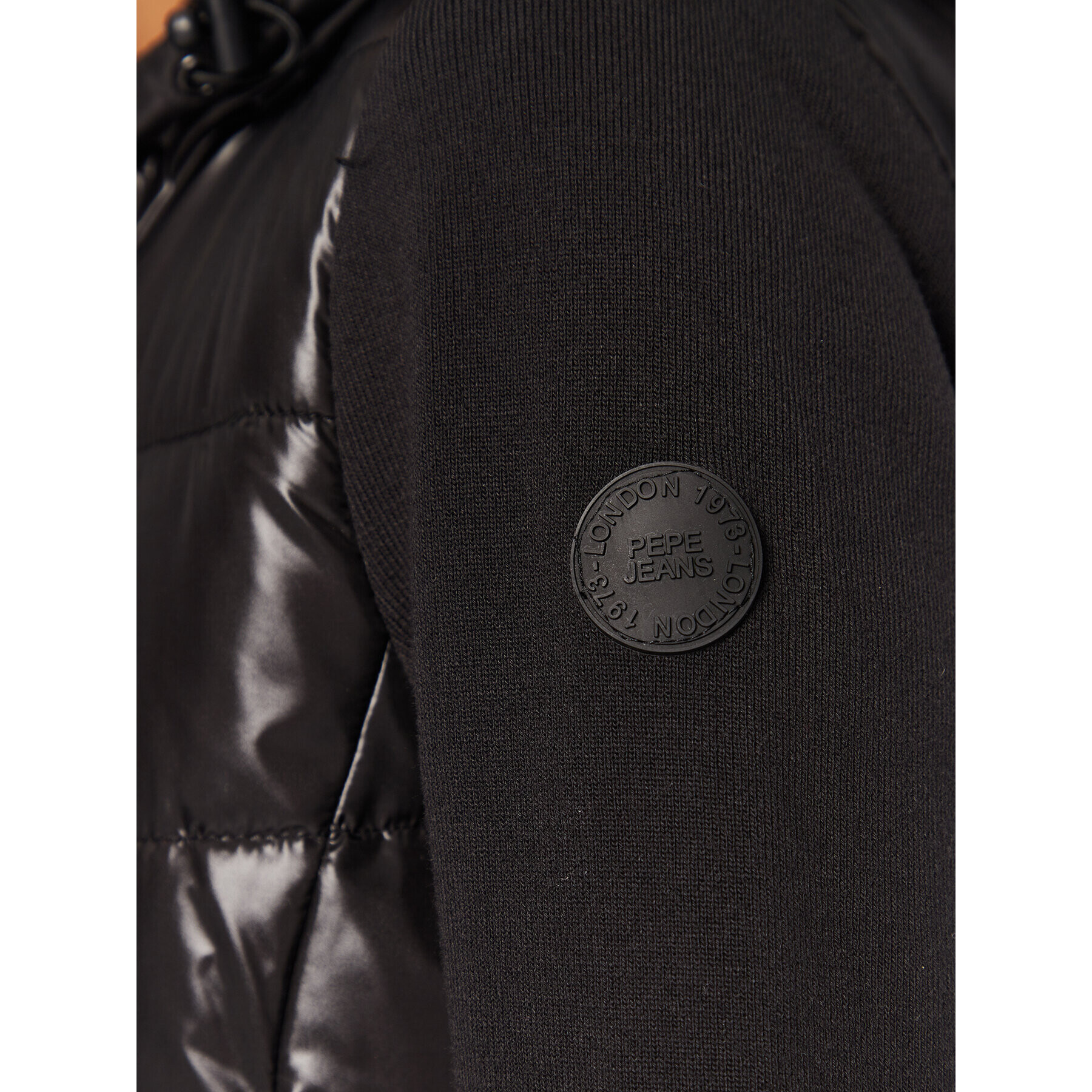Pepe Jeans Пухено яке Rinnas PL402143 Черен Regular Fit - Pepit.bg