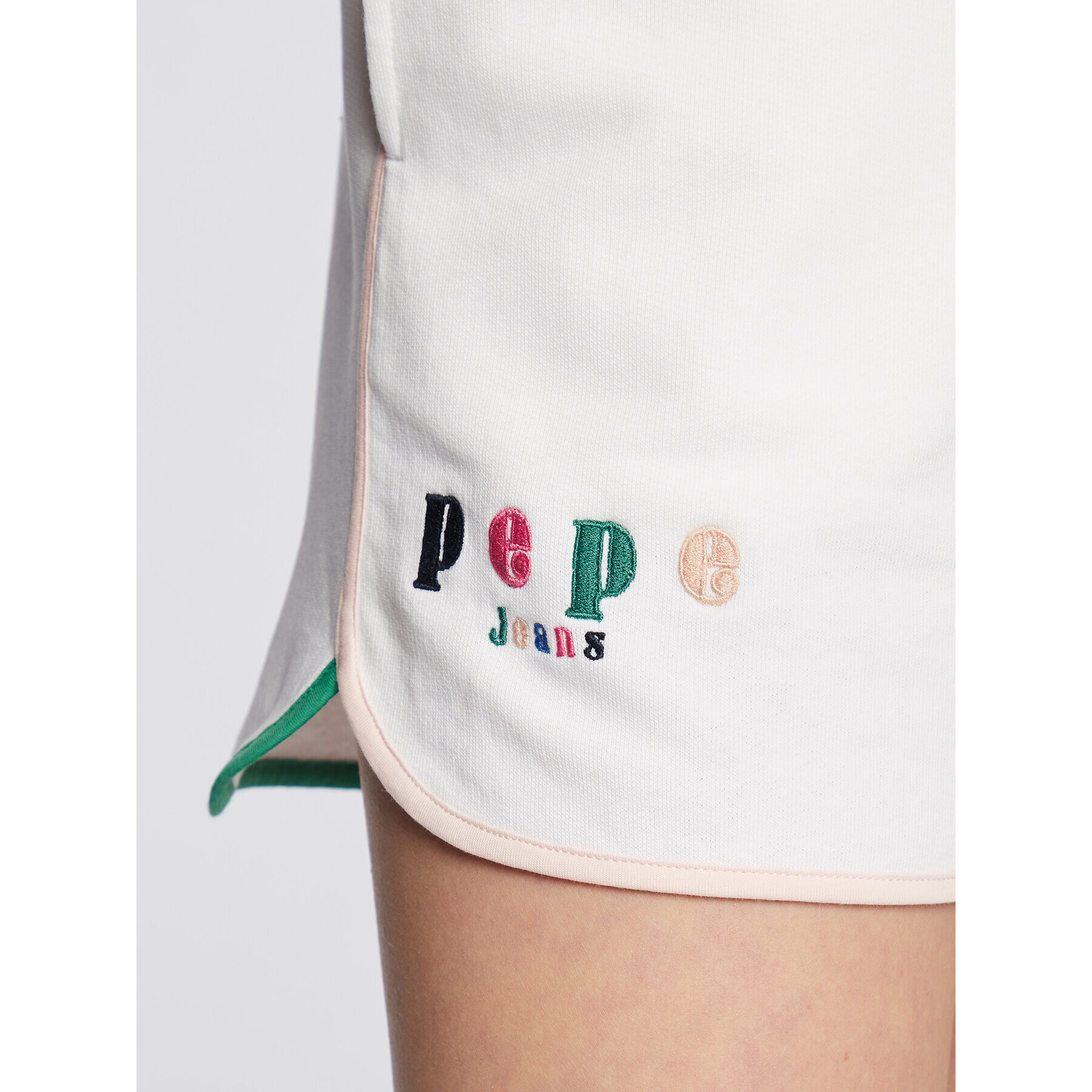 Pepe Jeans Спортни шорти Peg PL801011 Бял Regular Fit - Pepit.bg