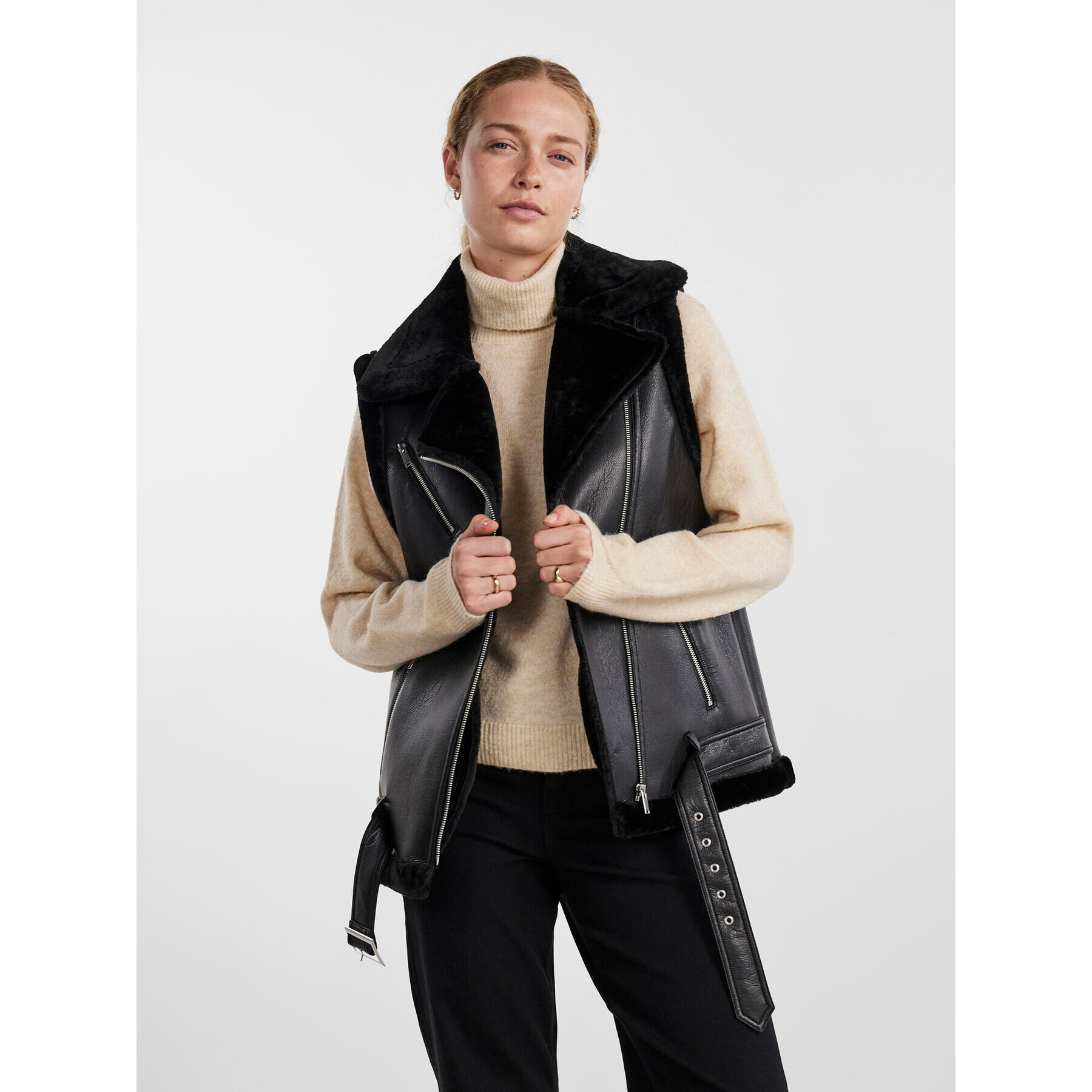 Pieces Елек 17144840 Черен Regular Fit - Pepit.bg