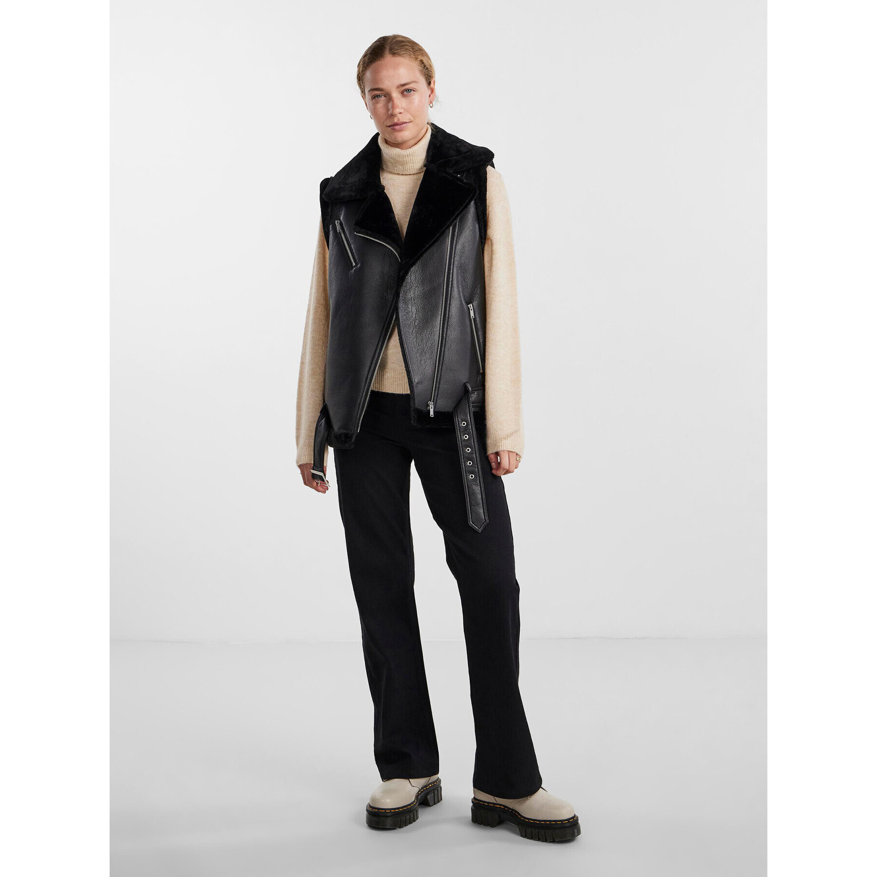 Pieces Елек 17144840 Черен Regular Fit - Pepit.bg