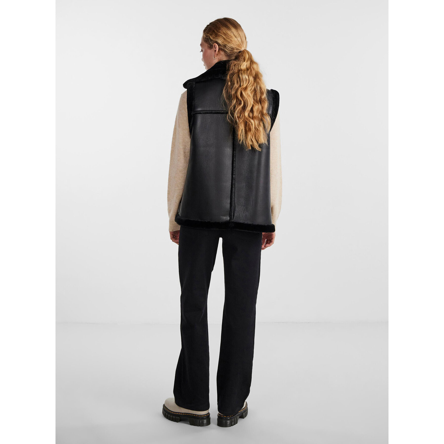Pieces Елек 17144840 Черен Regular Fit - Pepit.bg