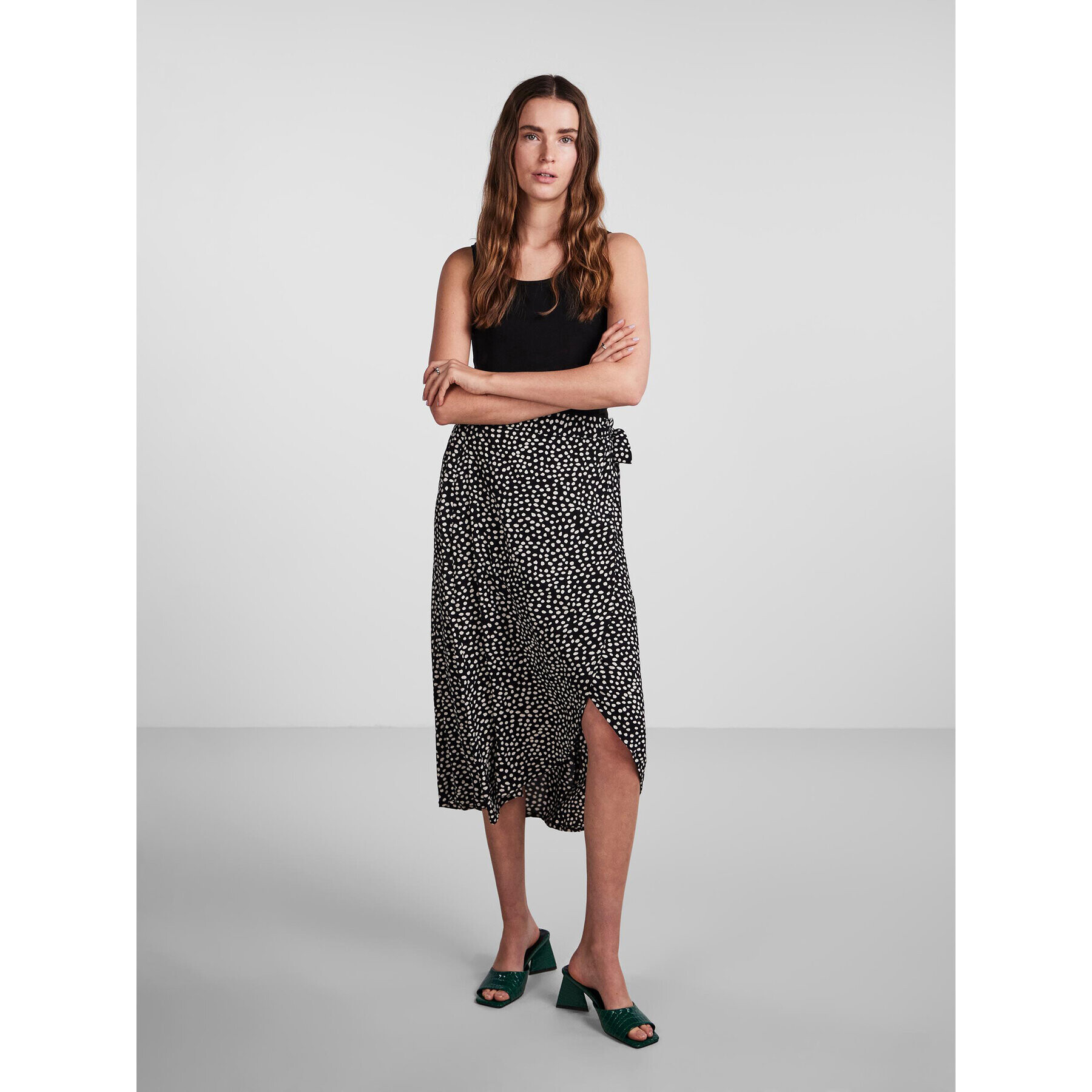 Pieces Миди пола 17133697 Черен Regular Fit - Pepit.bg
