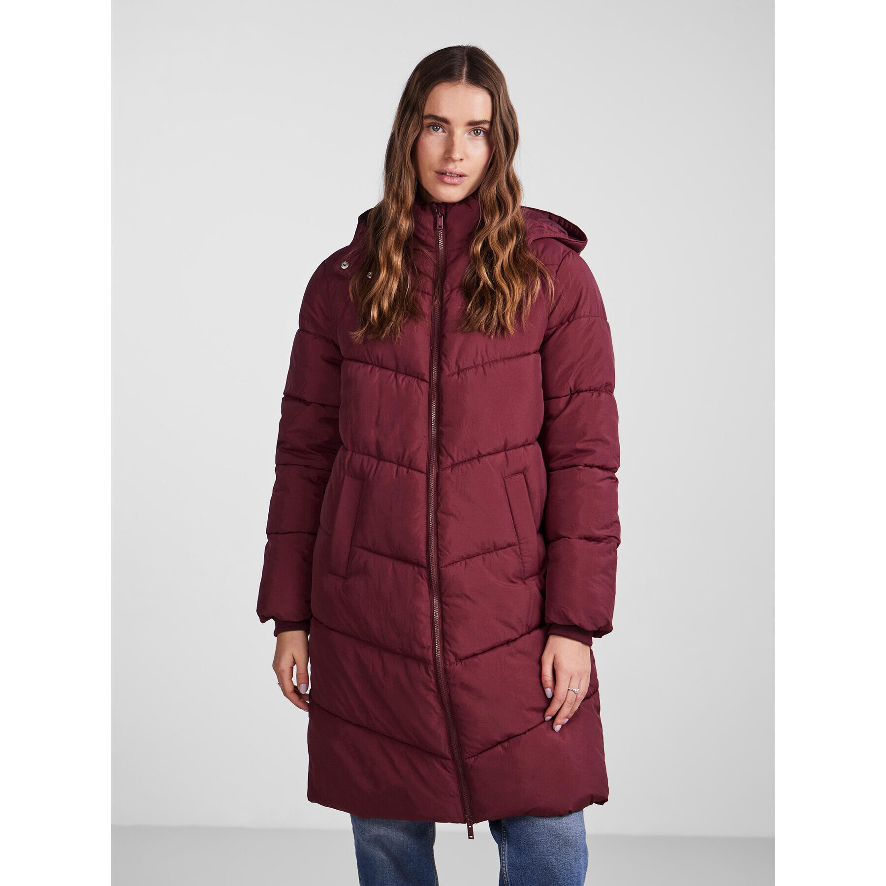 Pieces Пухено яке 17126619 Бордо Regular Fit - Pepit.bg