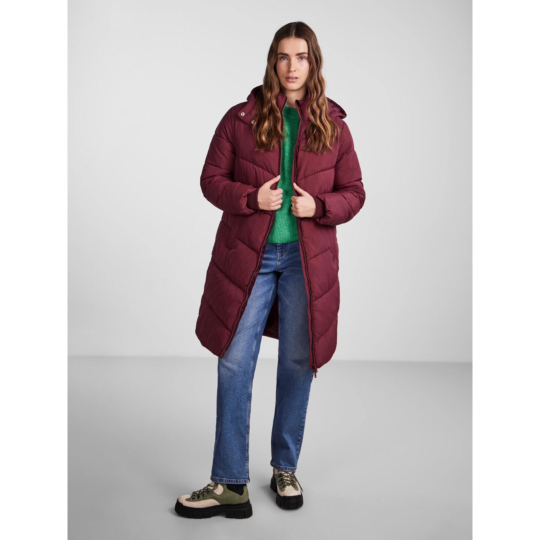 Pieces Пухено яке 17126619 Бордо Regular Fit - Pepit.bg