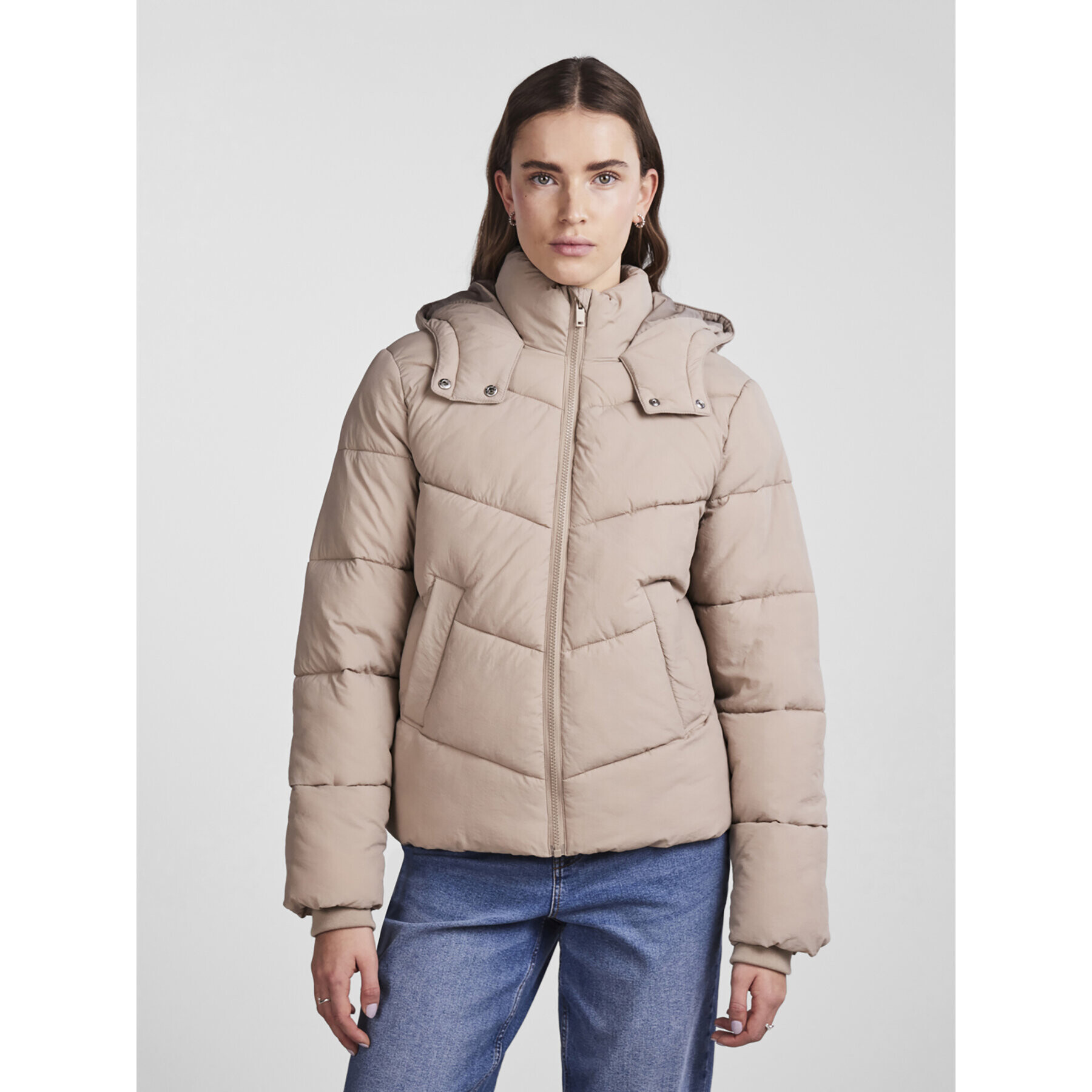 Pieces Пухено яке Jamilla 17126620 Бежов Regular Fit - Pepit.bg