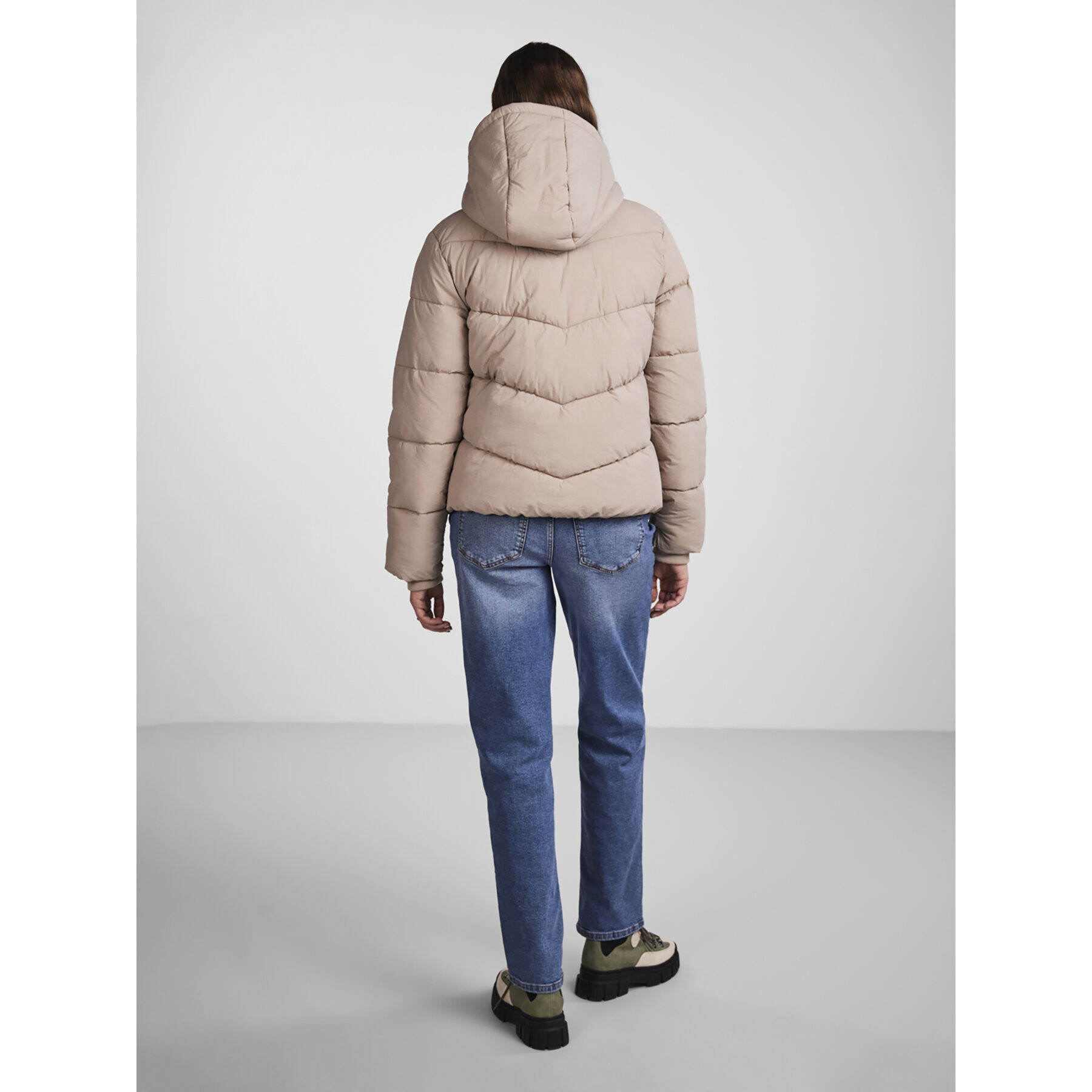Pieces Пухено яке Jamilla 17126620 Бежов Regular Fit - Pepit.bg