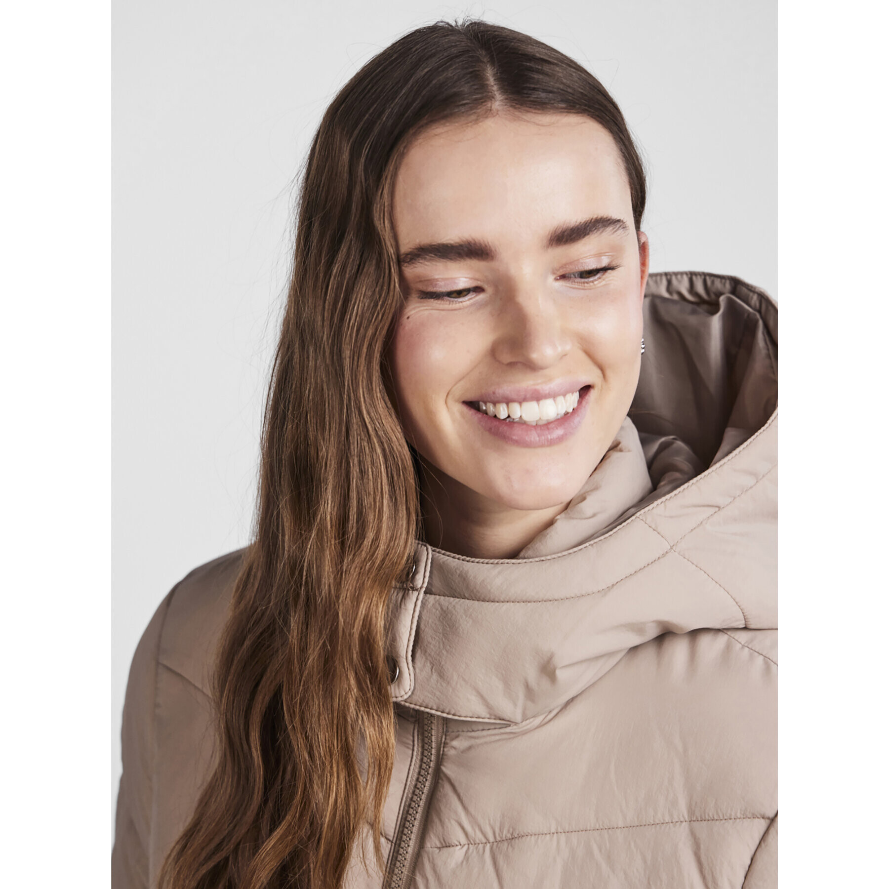 Pieces Пухено яке Jamilla 17126620 Бежов Regular Fit - Pepit.bg