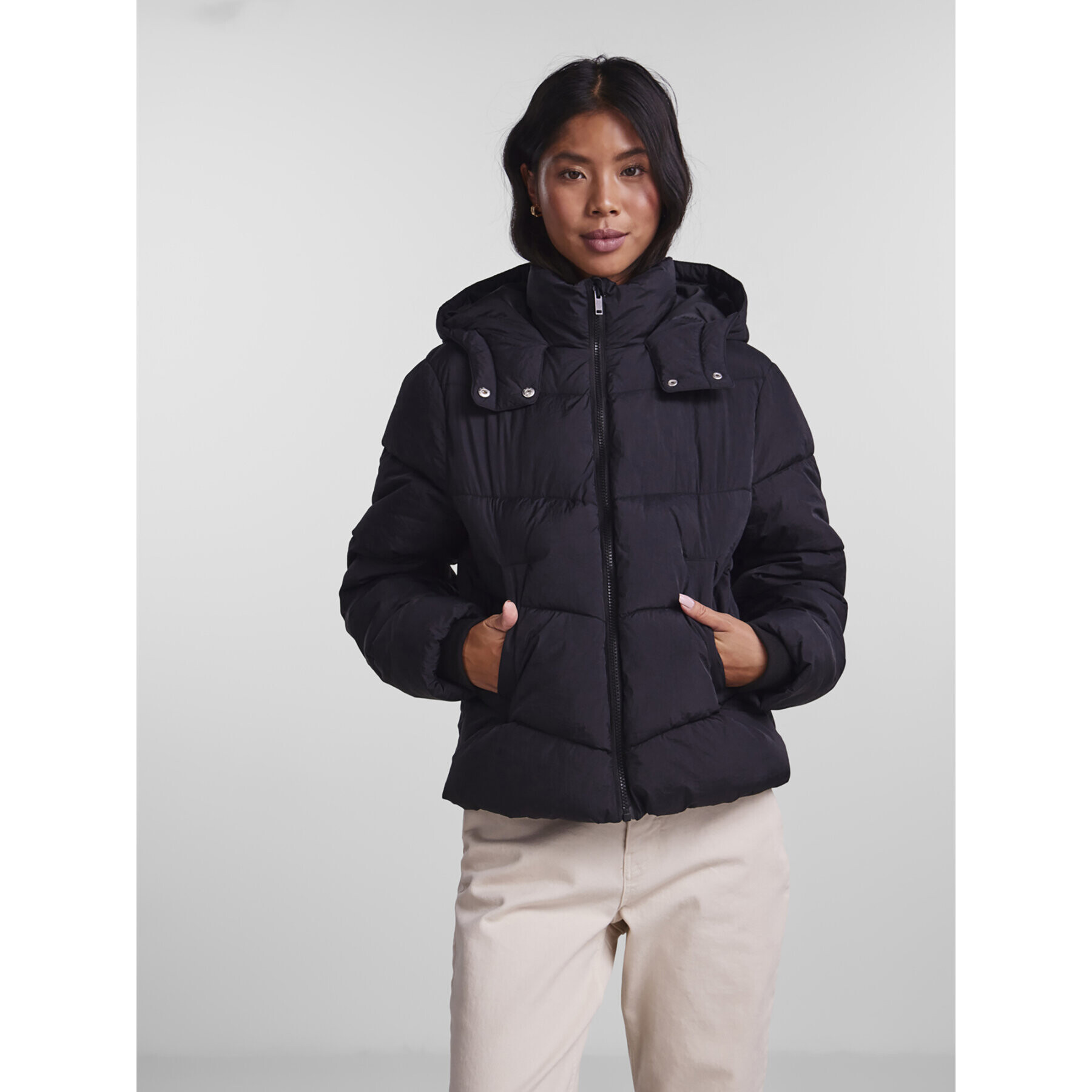Pieces Пухено яке Jamilla 17126620 Черен Regular Fit - Pepit.bg