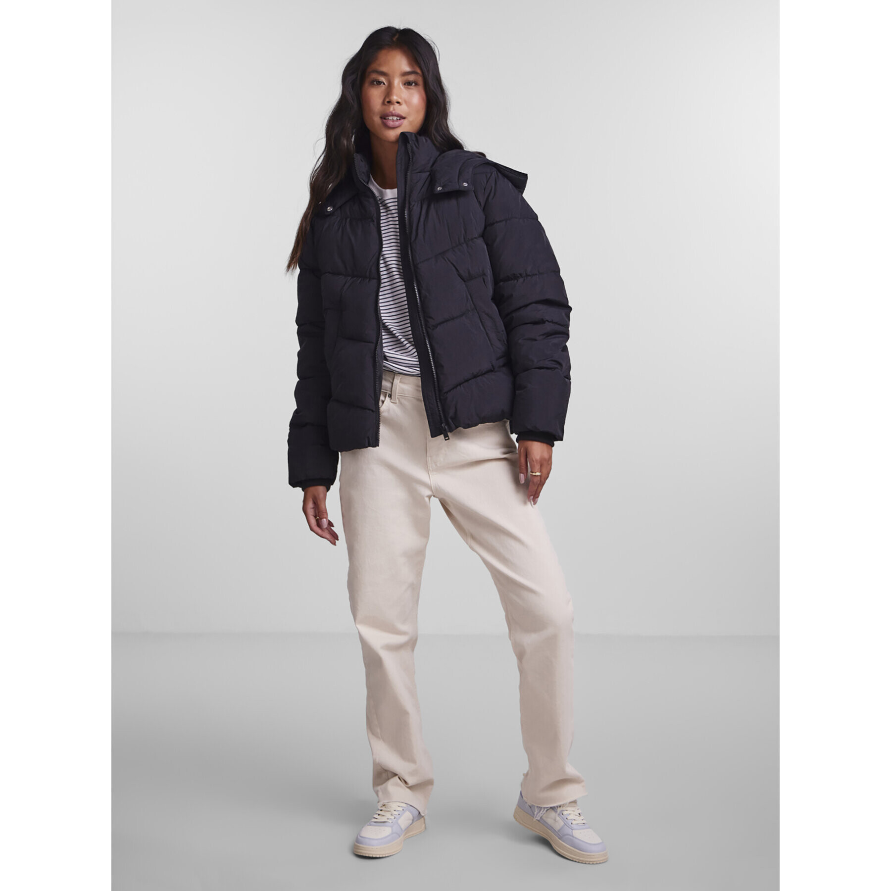 Pieces Пухено яке Jamilla 17126620 Черен Regular Fit - Pepit.bg