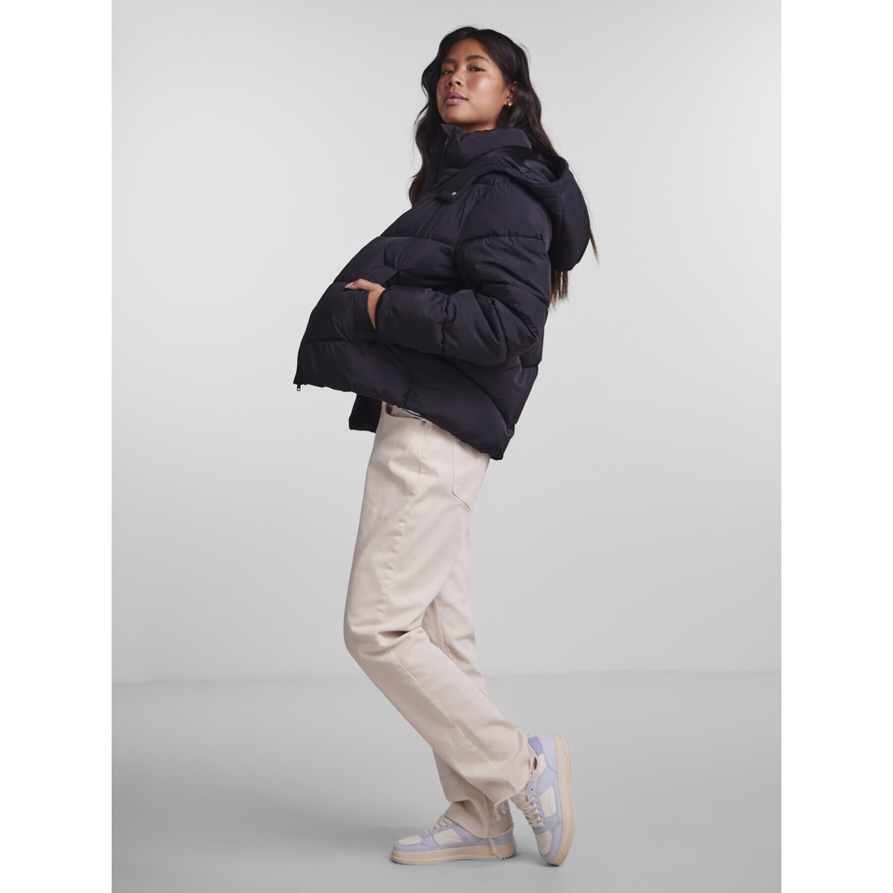 Pieces Пухено яке Jamilla 17126620 Черен Regular Fit - Pepit.bg
