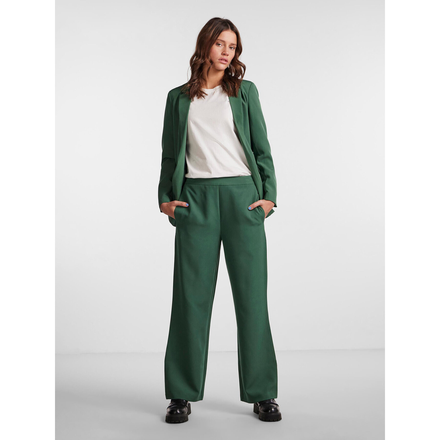 Pieces Текстилни панталони Bossy 17140744 Зелен Loose Fit - Pepit.bg