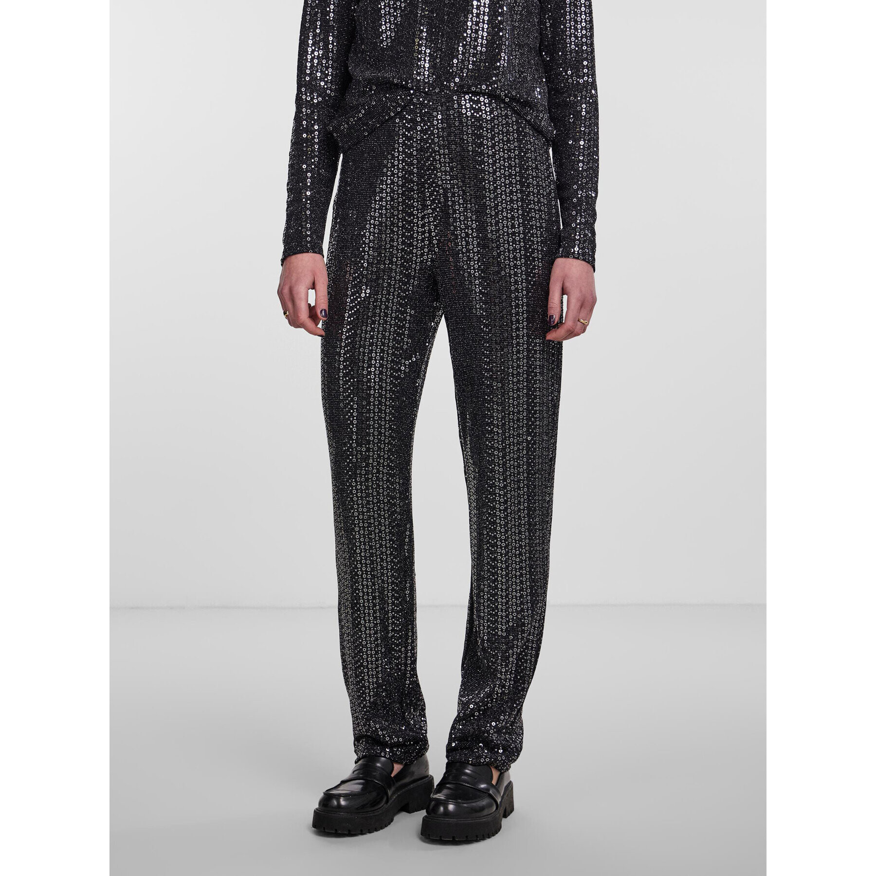 Pieces Текстилни панталони 17143896 Черен Straight Fit - Pepit.bg