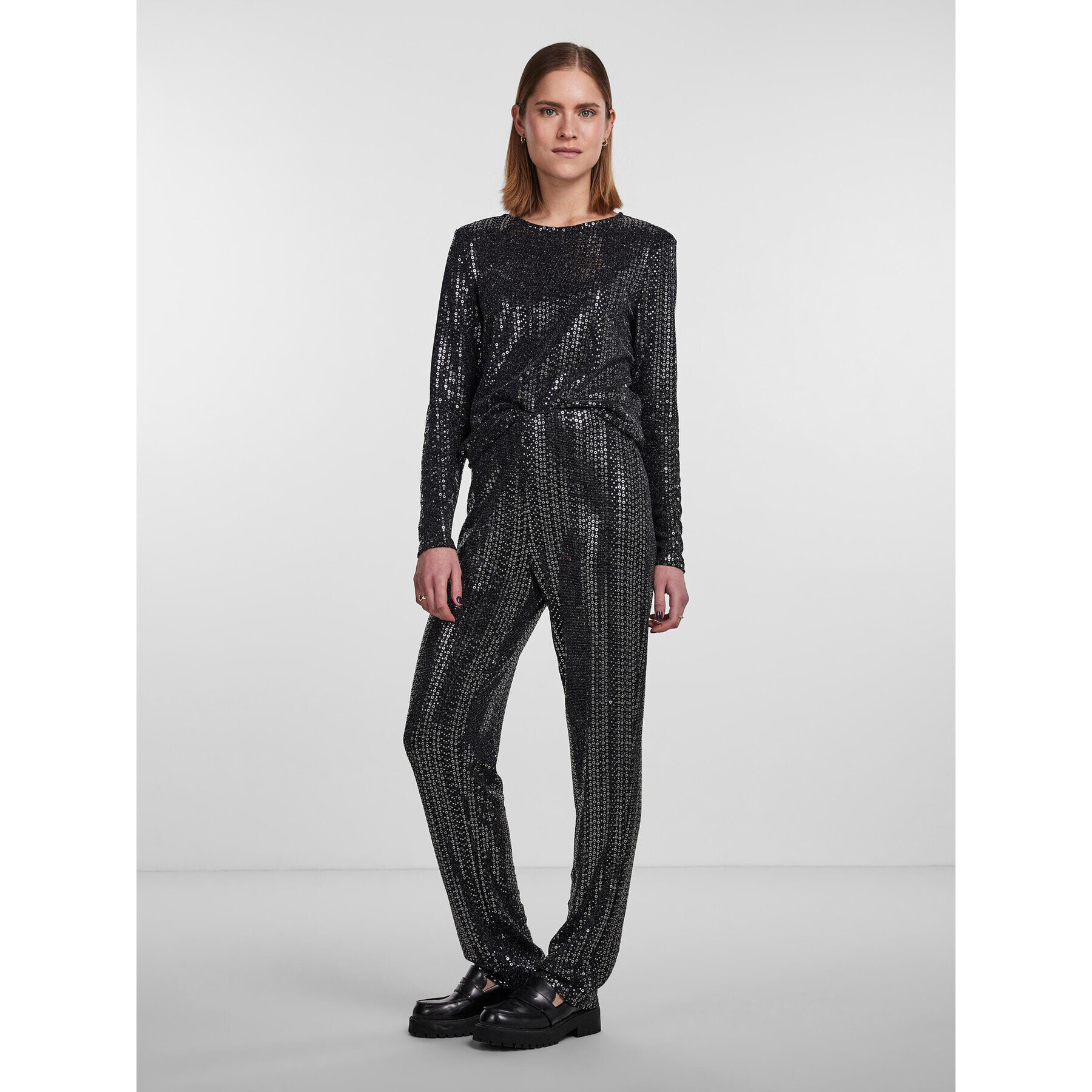 Pieces Текстилни панталони 17143896 Черен Straight Fit - Pepit.bg
