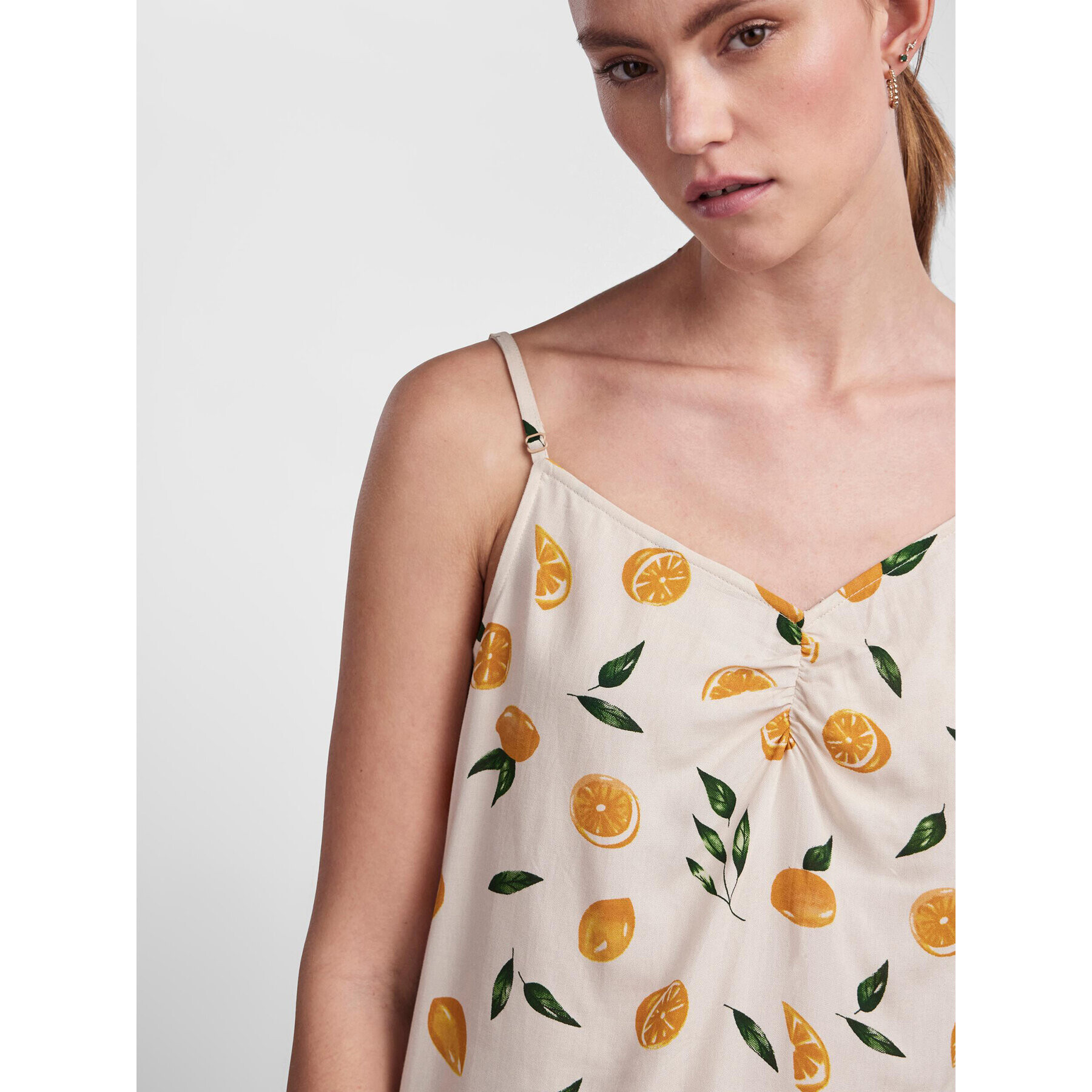 Pieces топ 17135284 Екрю Regular Fit - Pepit.bg