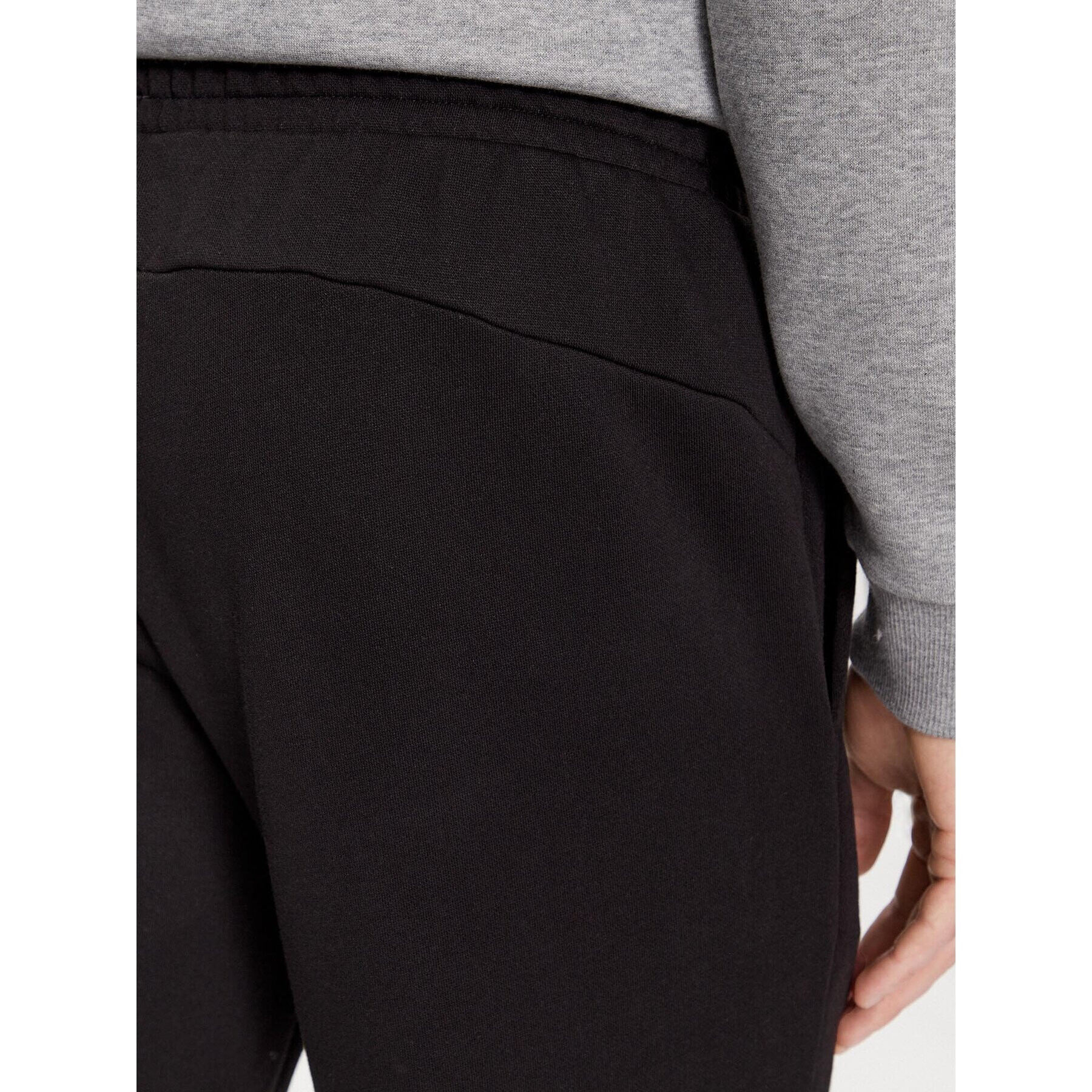 Puma Долнище анцуг Ess Logo 586714 Черен Regular Fit - Pepit.bg