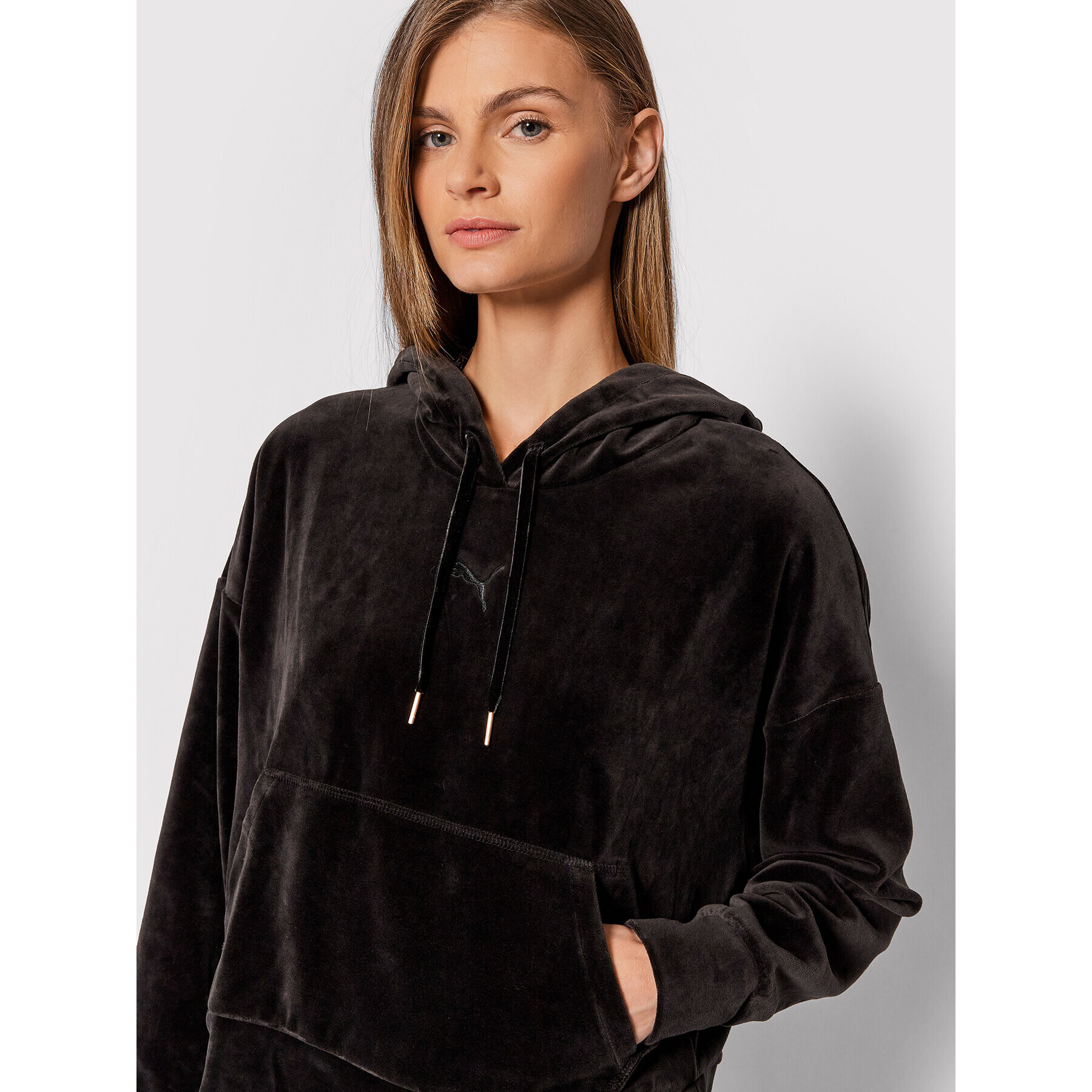 Puma Суитшърт Her Velour 589520 Черен Relaxed Fit - Pepit.bg