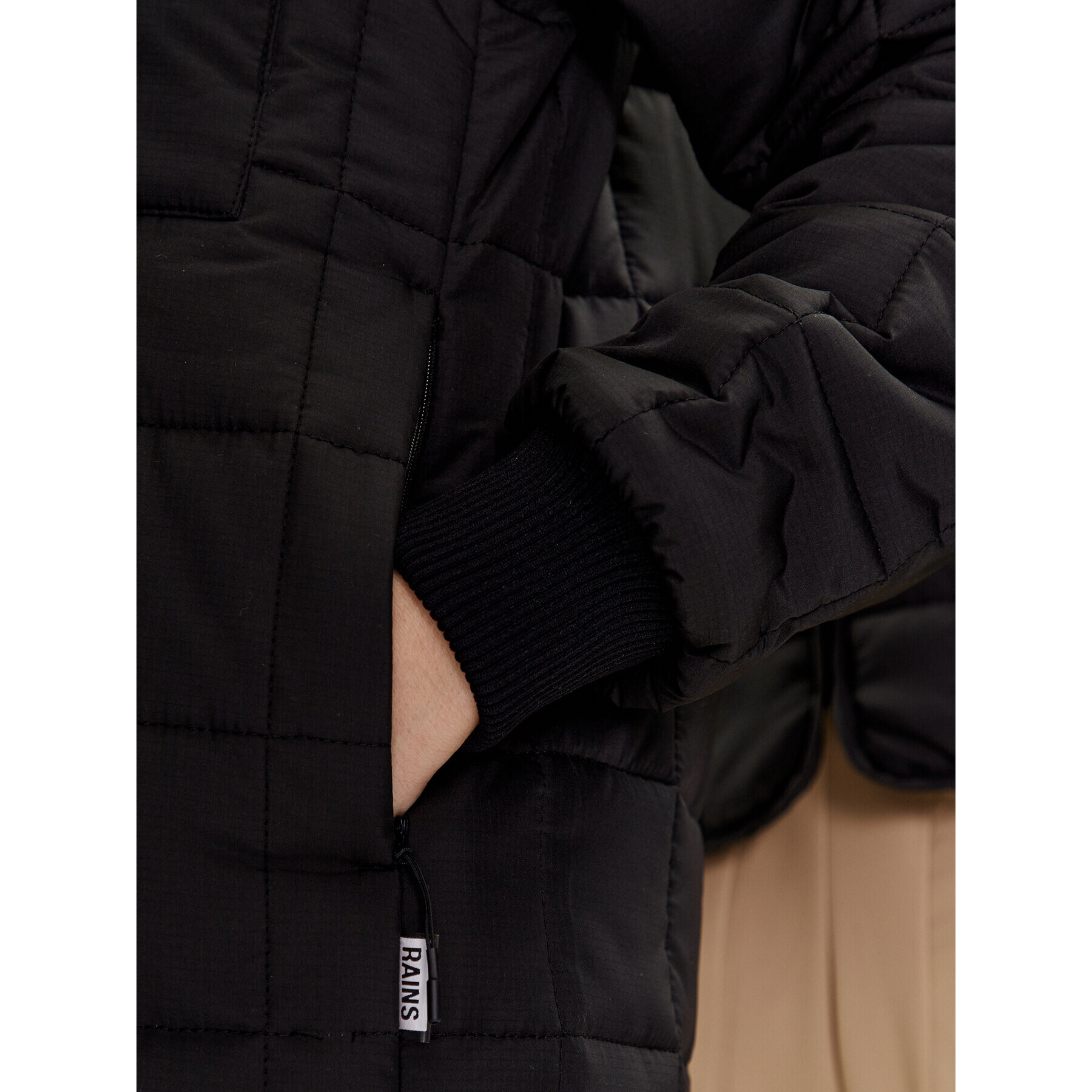 Rains Пухено яке 18170 Черен Casual Fit - Pepit.bg