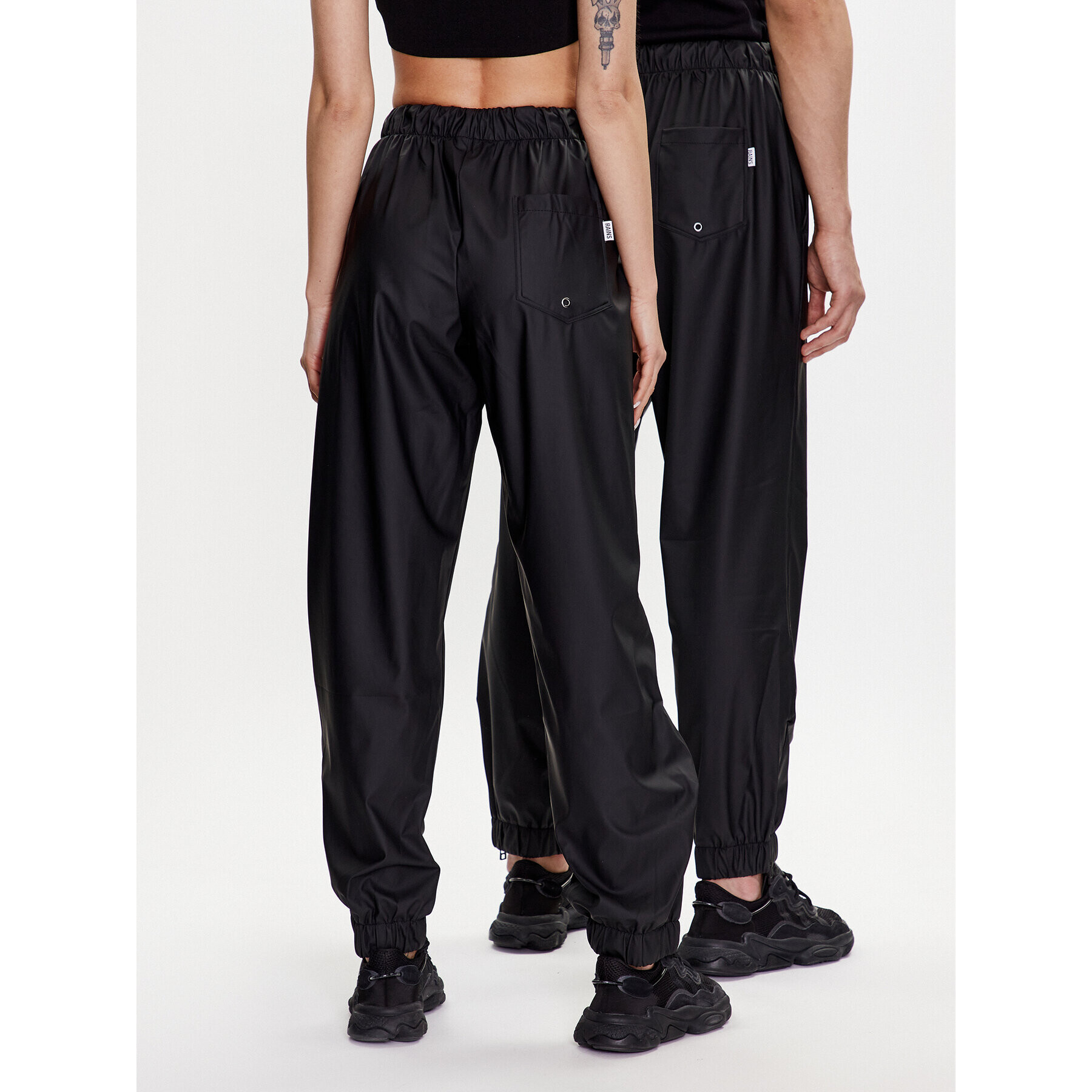 Rains Текстилни панталони 18560 Черен Comfortable Fit - Pepit.bg