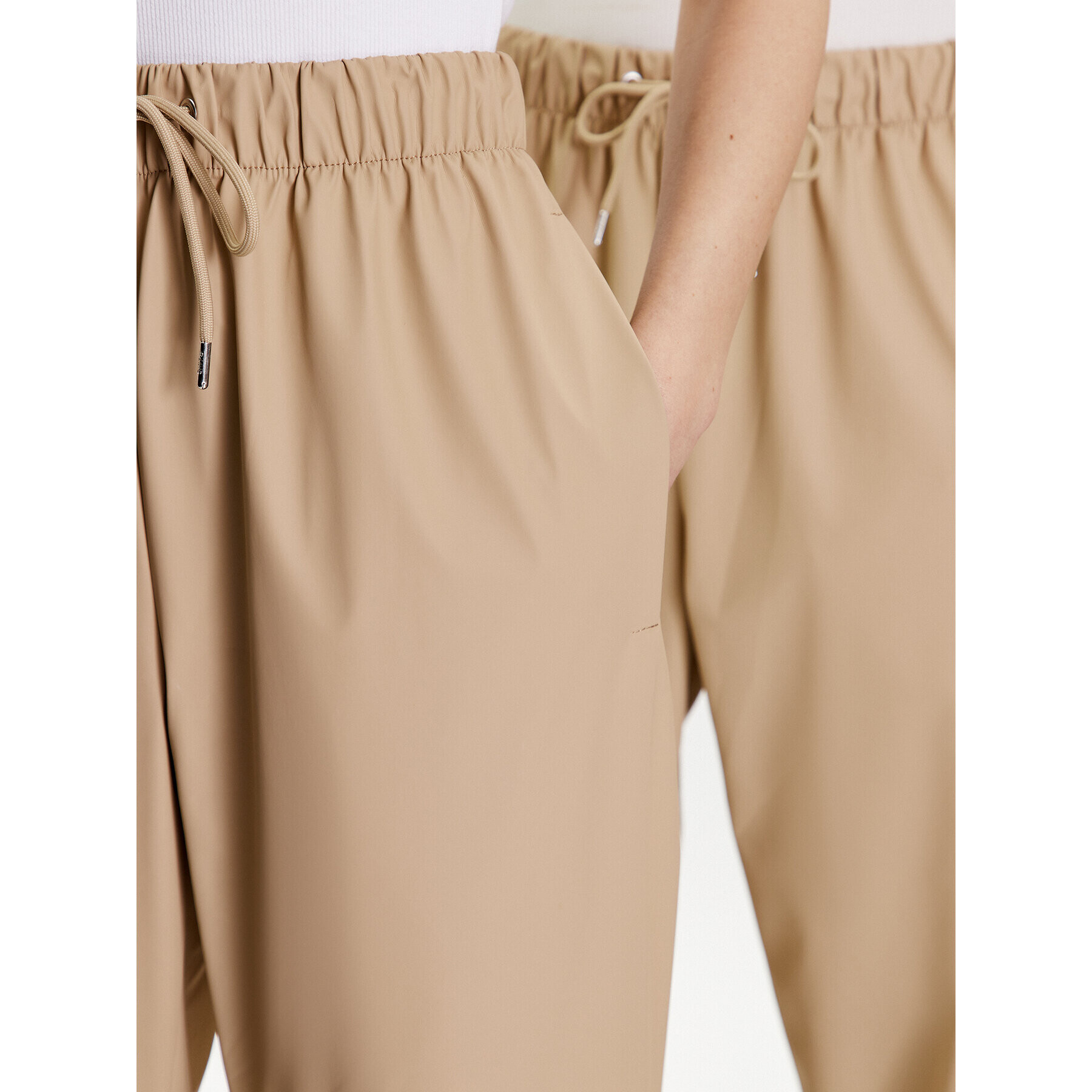 Rains Текстилни панталони Unisex 18560 Бежов Comfortable Fit - Pepit.bg