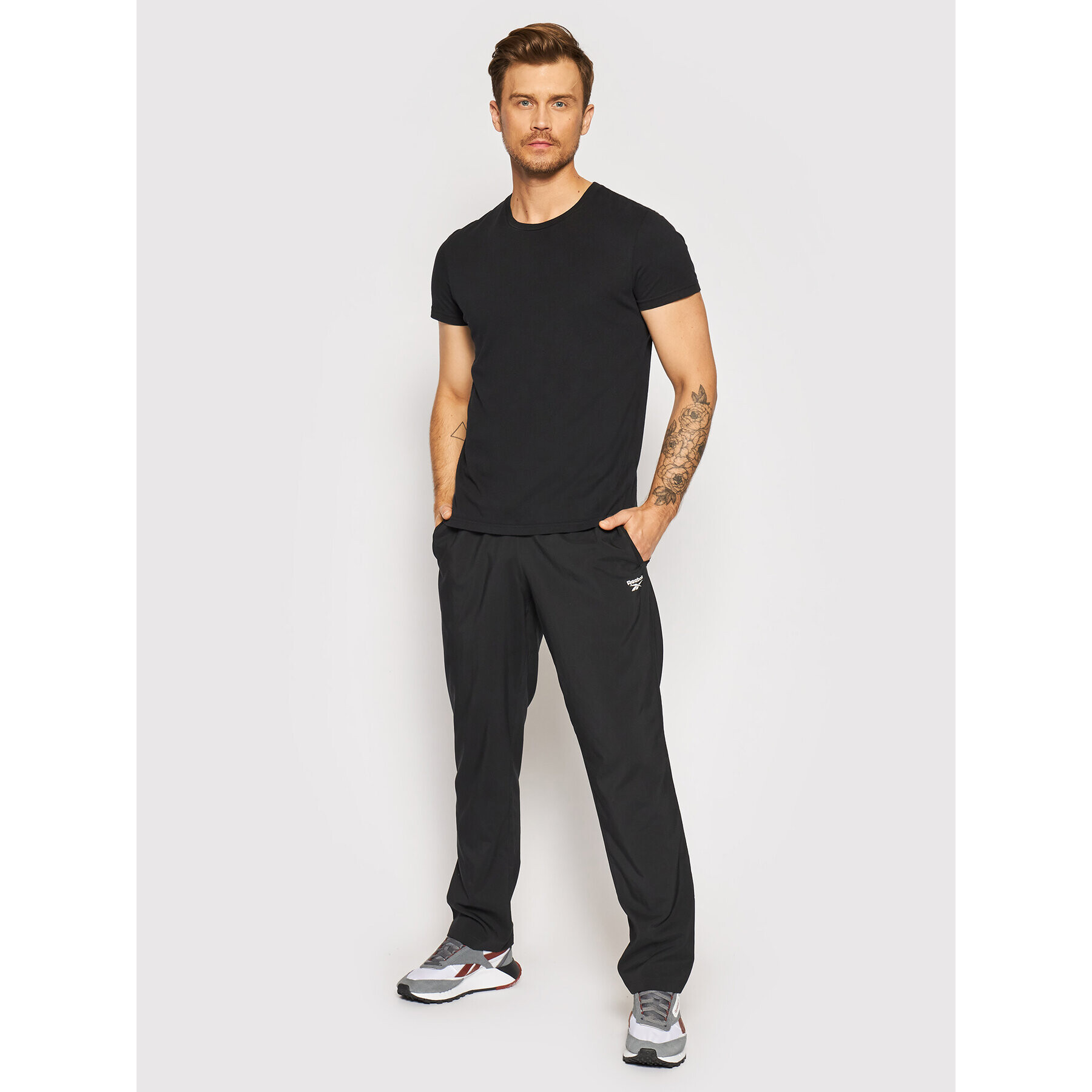 Reebok Долнище анцуг Training Essentials Woven FP9170 Черен Regular Fit - Pepit.bg