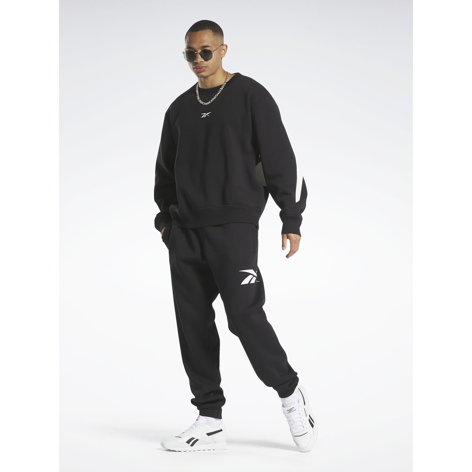 Reebok Суитшърт Classics Brand Proud HY7103 Черен Oversize - Pepit.bg